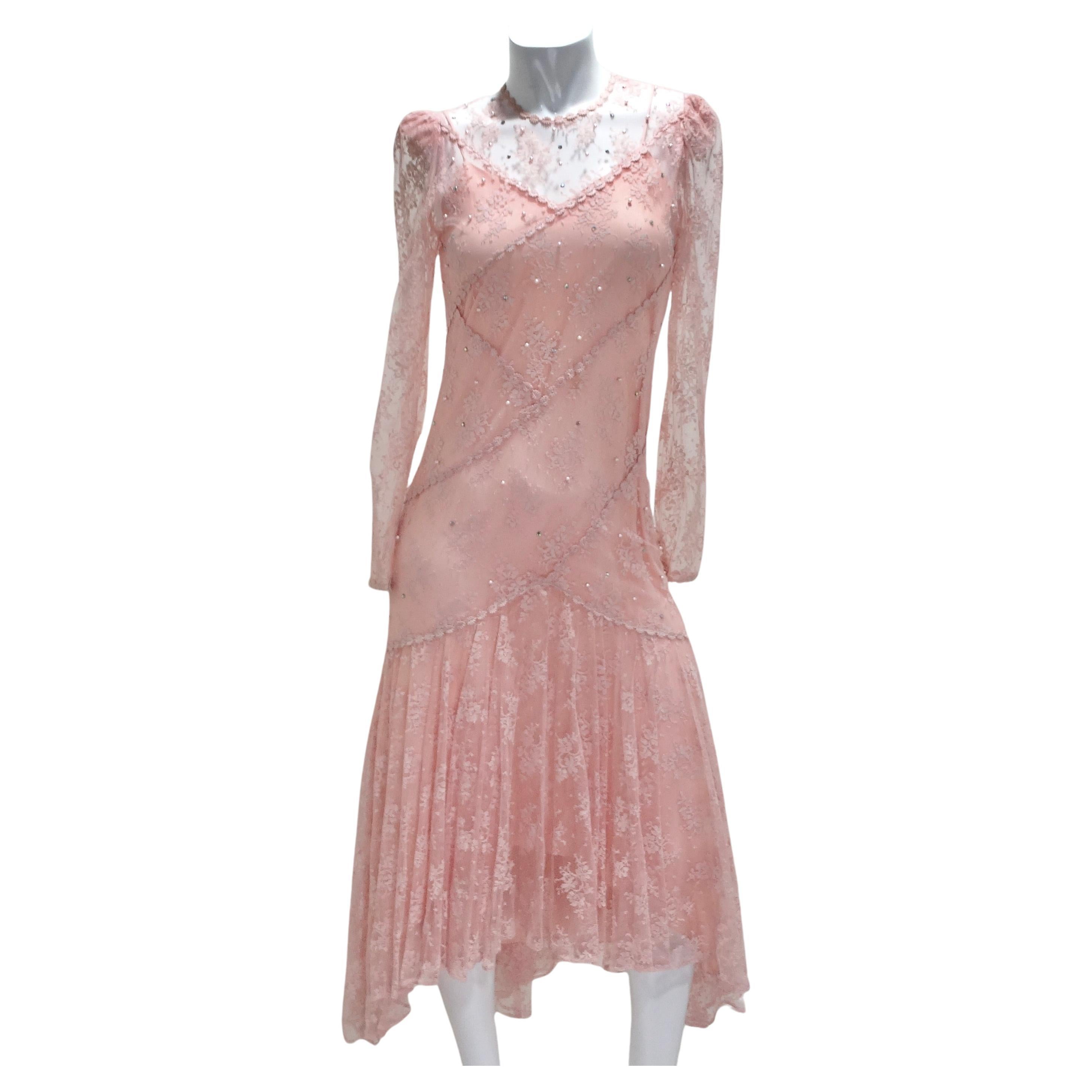 1980er Rosa mehrlagiges Kleid mit langen Ärmeln und Spitzenbesatz im Angebot