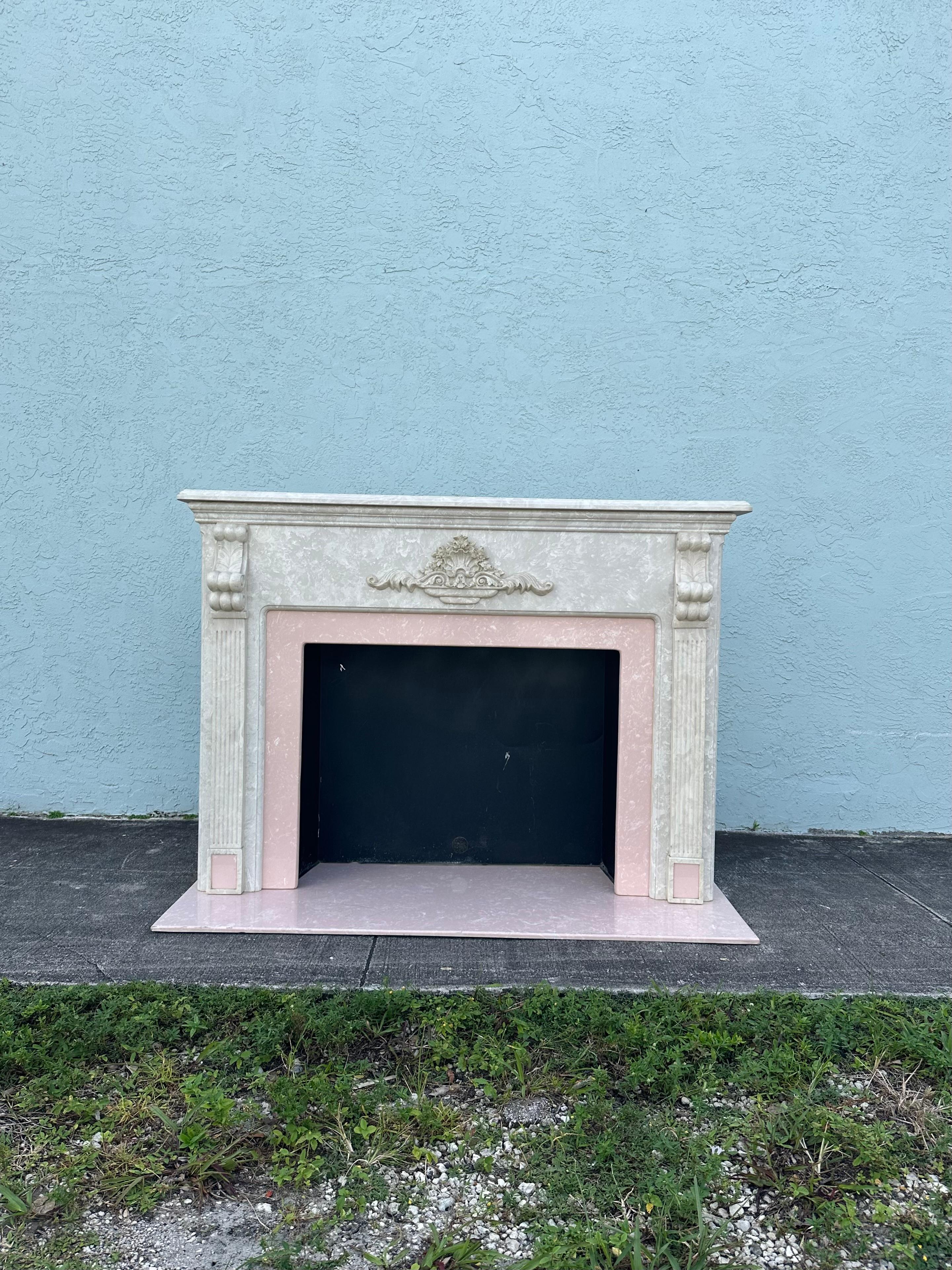 Postmoderne Manteau de cheminée en résine de faux marbre rose des années 1980 en vente
