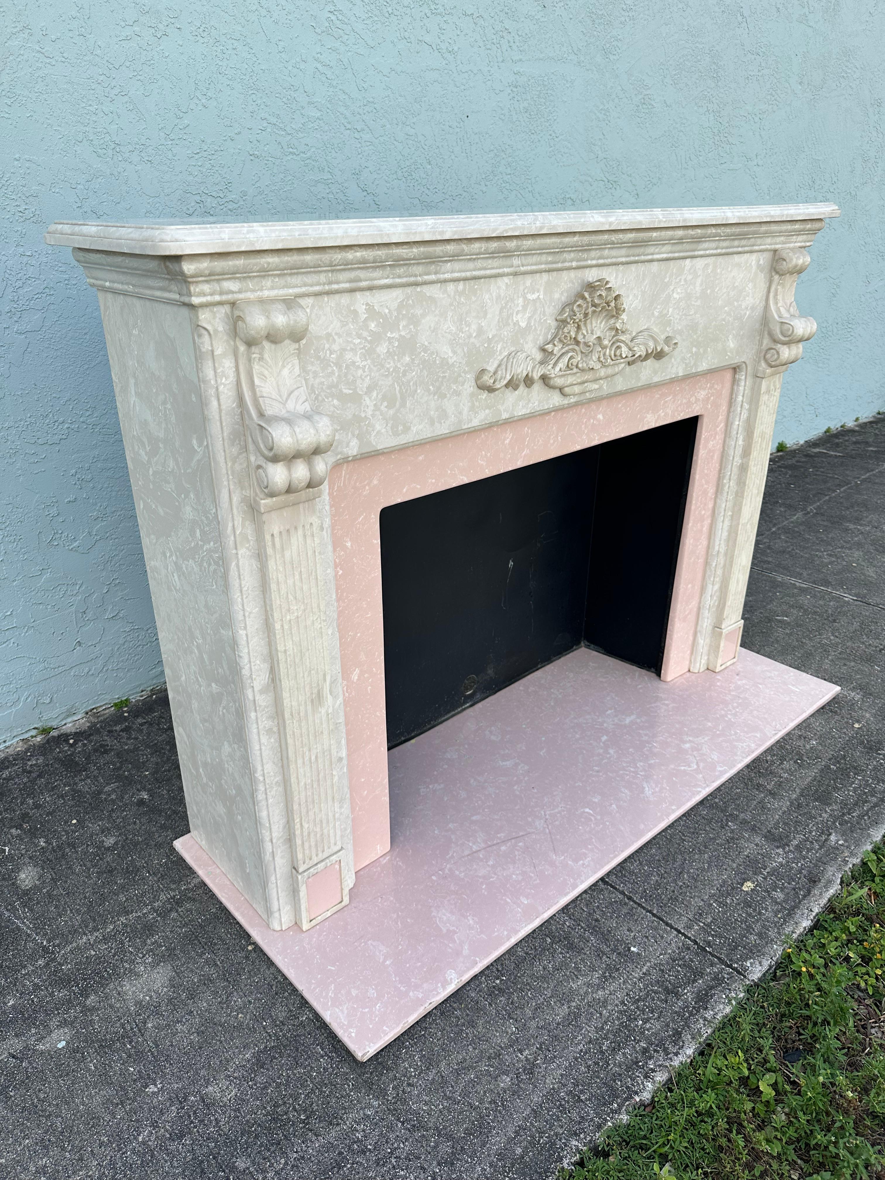 Américain Manteau de cheminée en résine de faux marbre rose des années 1980 en vente