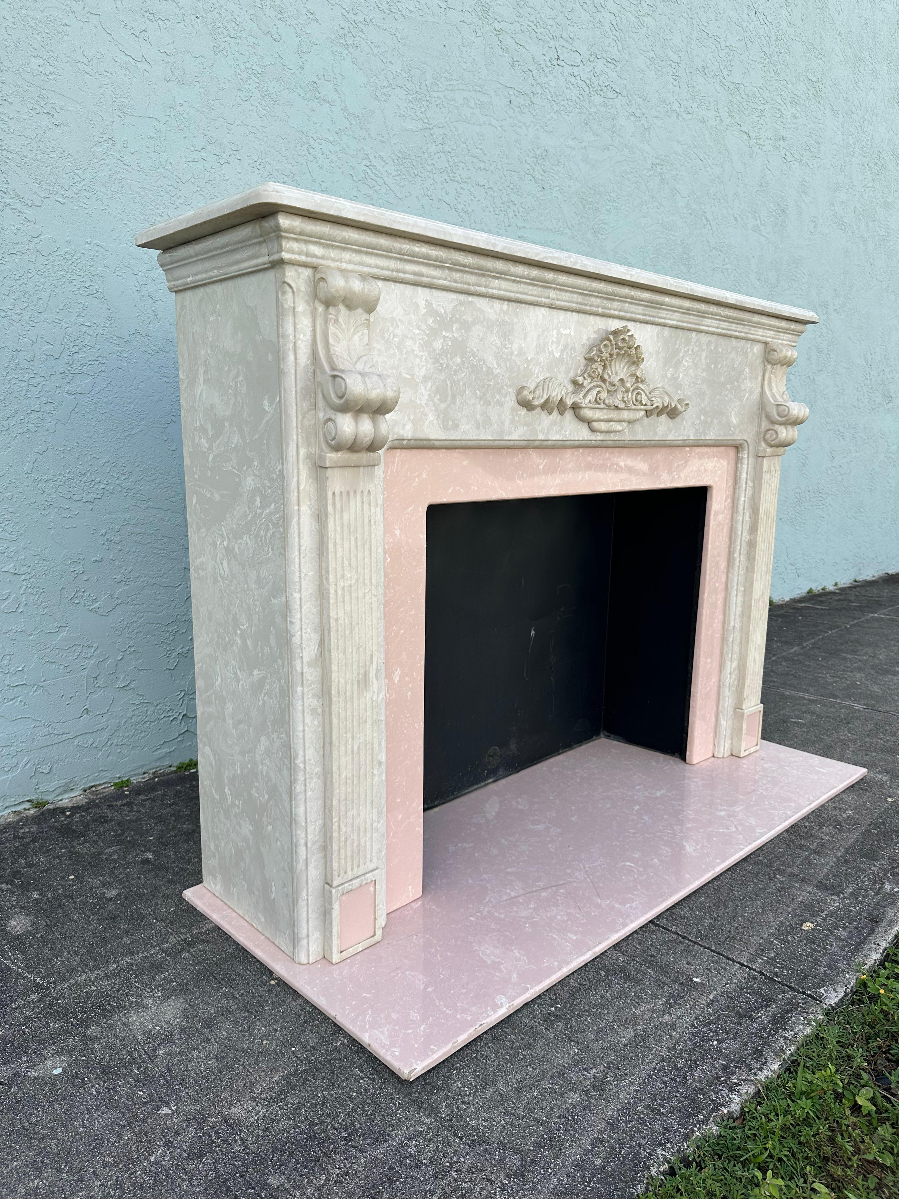 Marbre Manteau de cheminée en résine de faux marbre rose des années 1980 en vente
