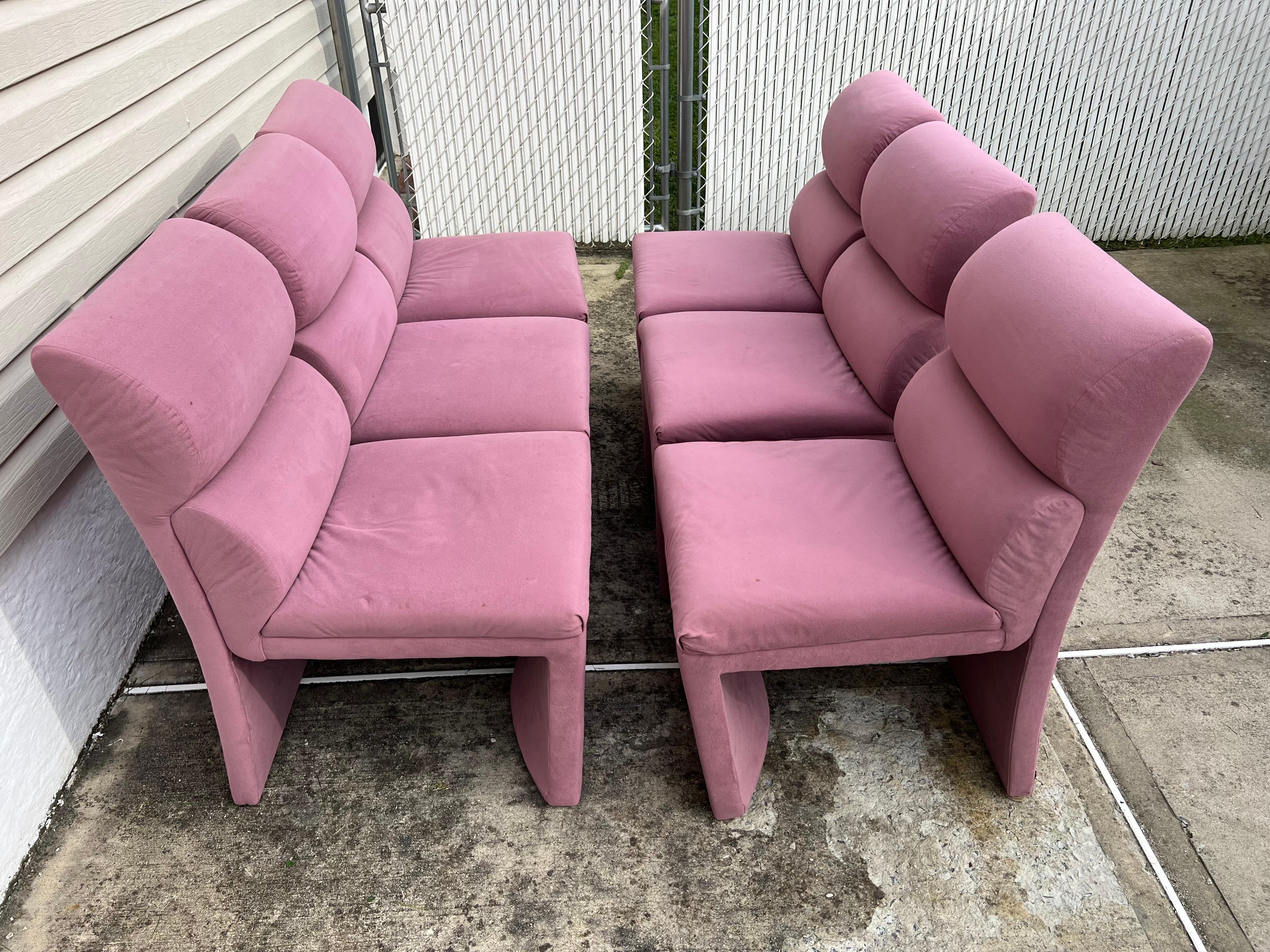 Ensemble de six chaises de salle à manger en velours rose dans le style de Steve Chase

Fabriquées sur mesure en 1980, ces chaises de salle à manger uniques et très confortables peuvent également être utilisées comme chaises d'appoint.