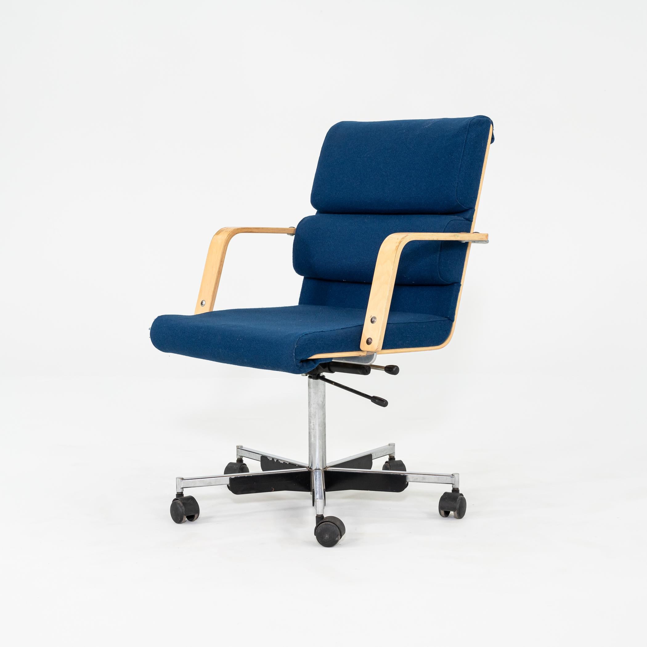 1980s Plaano Chair by Yrjo Kukkapuro for Avarte in Birch with Blue Fabric In Good Condition For Sale In Philadelphia, PA