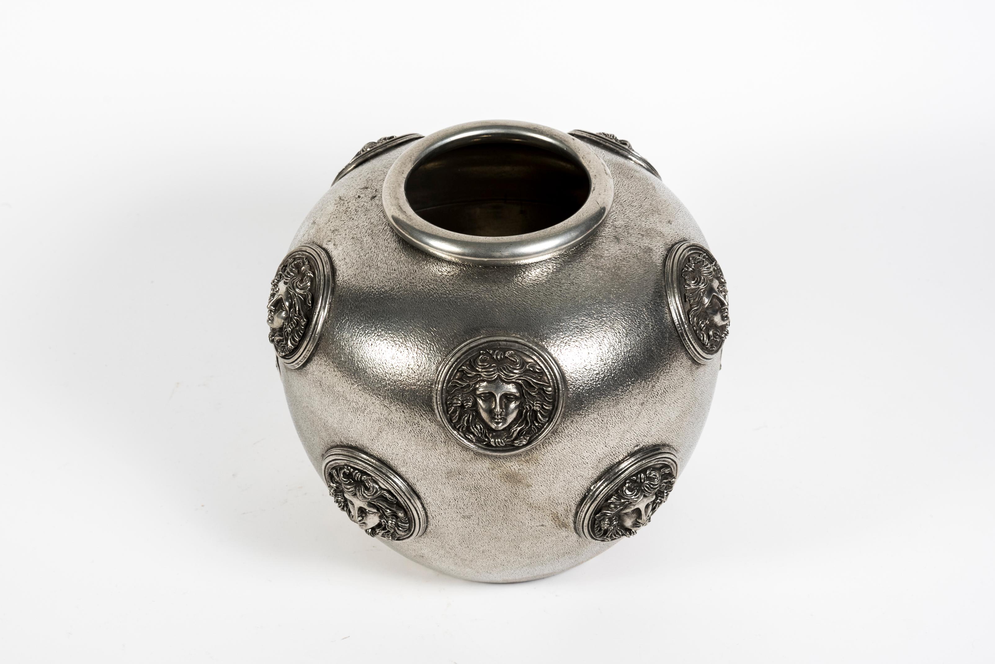 Vaso in peltro lucido degli anni '80 alla maniera di Versace 
Firmato Piero Figura