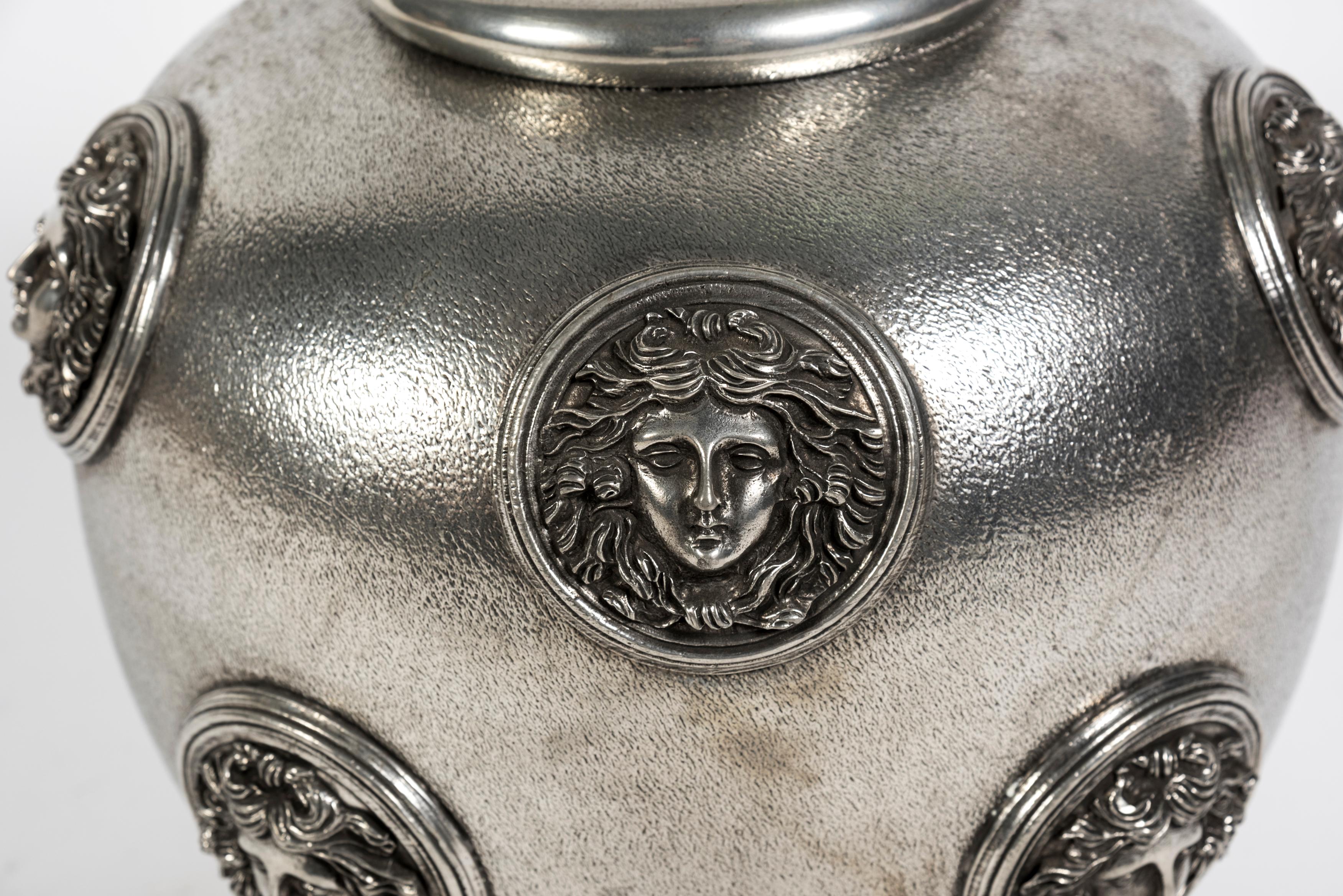 Francese Vaso in peltro lucido del 1980 di Piero Figura in vendita