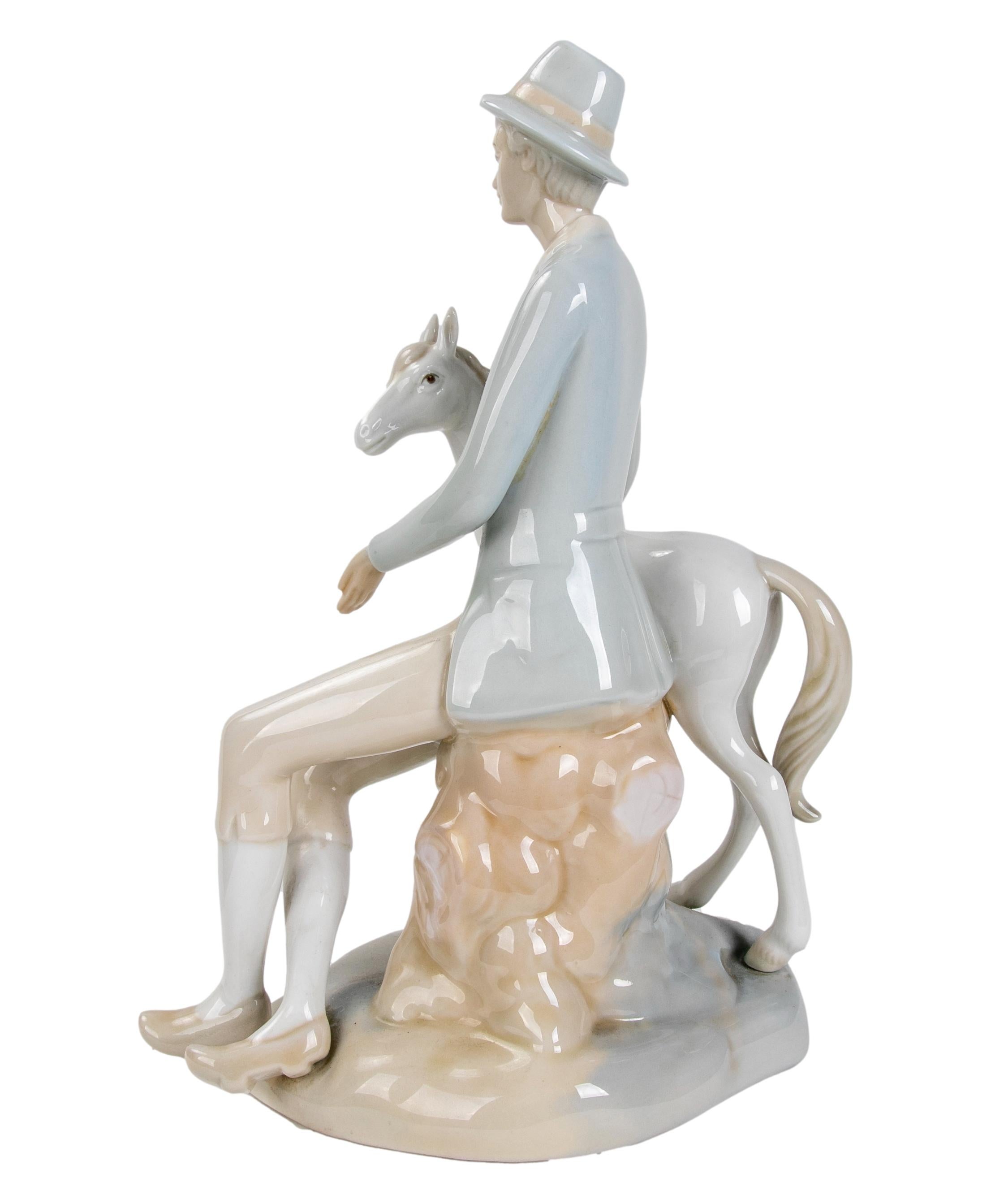 figurine en porcelaine des années 1980 par LLadro 
Il a une petite cassure dans le chapeau.