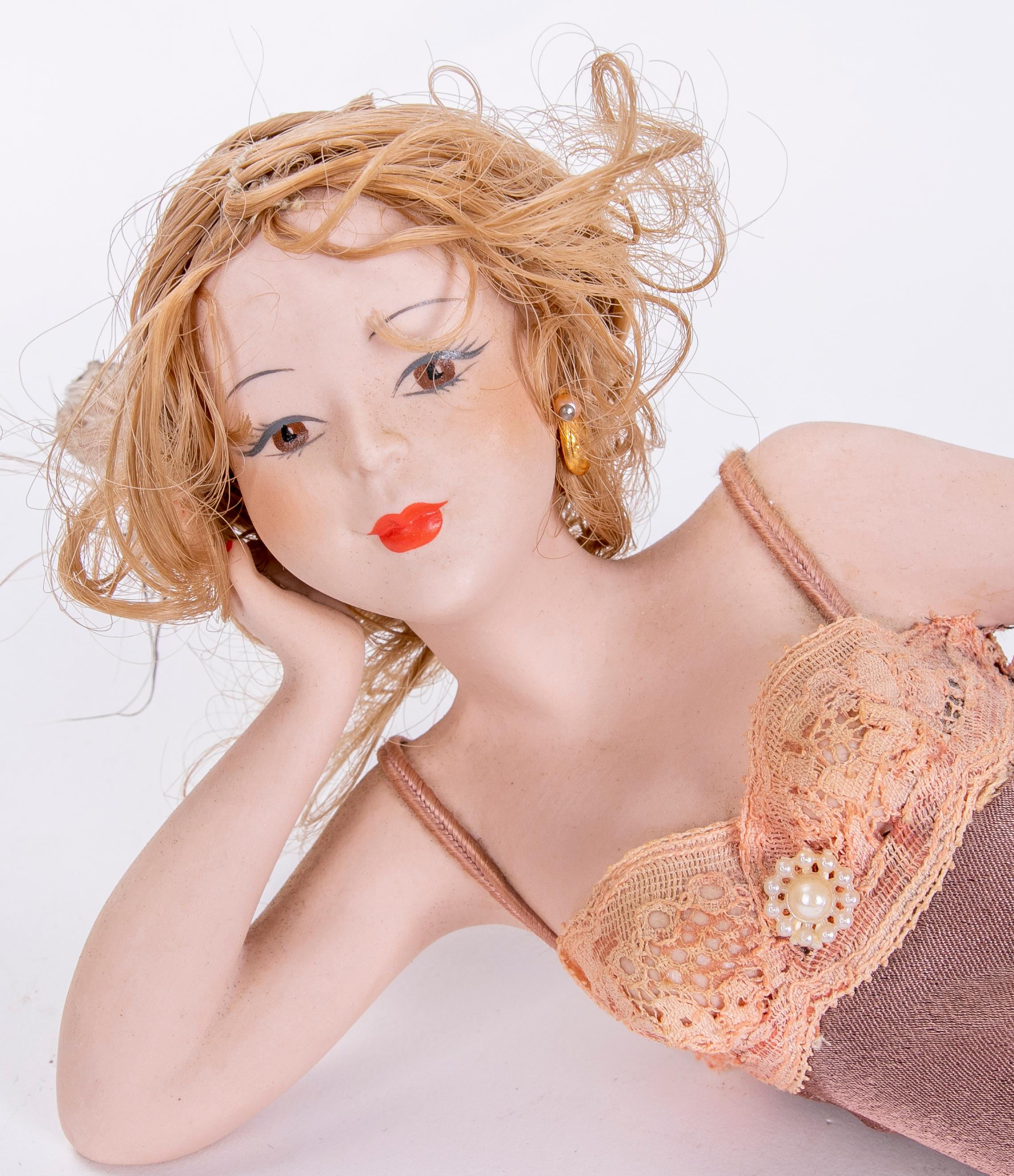 Figurine en porcelaine des années 1980 représentant une femme allongée   en vente 3