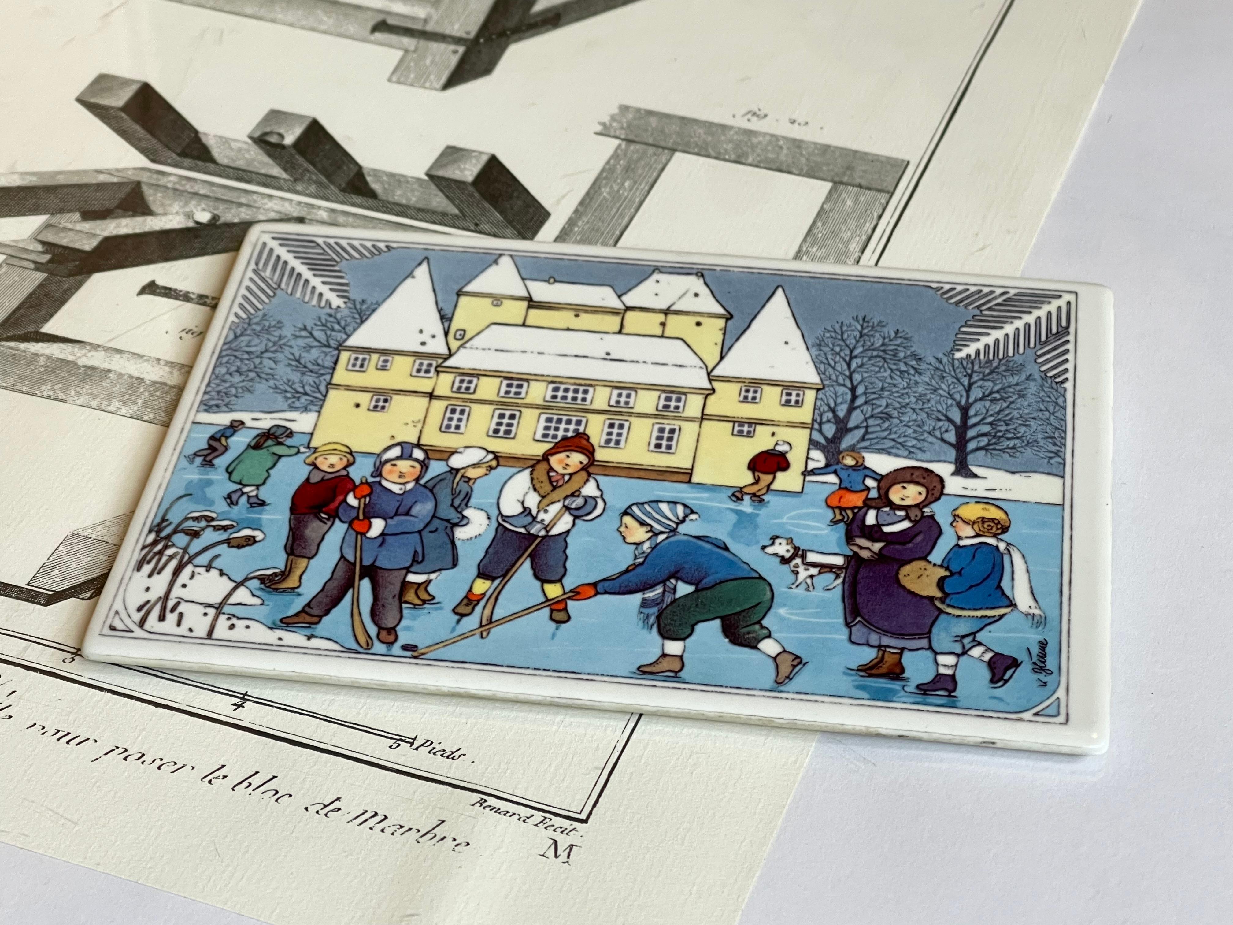 Carte postale de collection en porcelaine de l'un des plus célèbres fabricants de porcelaine d'Europe, Villeroy & Boch, Allemagne.
Cette carte publiée en 1982 représente des enfants des années 1920 faisant du patin à glace sur un lac devant un