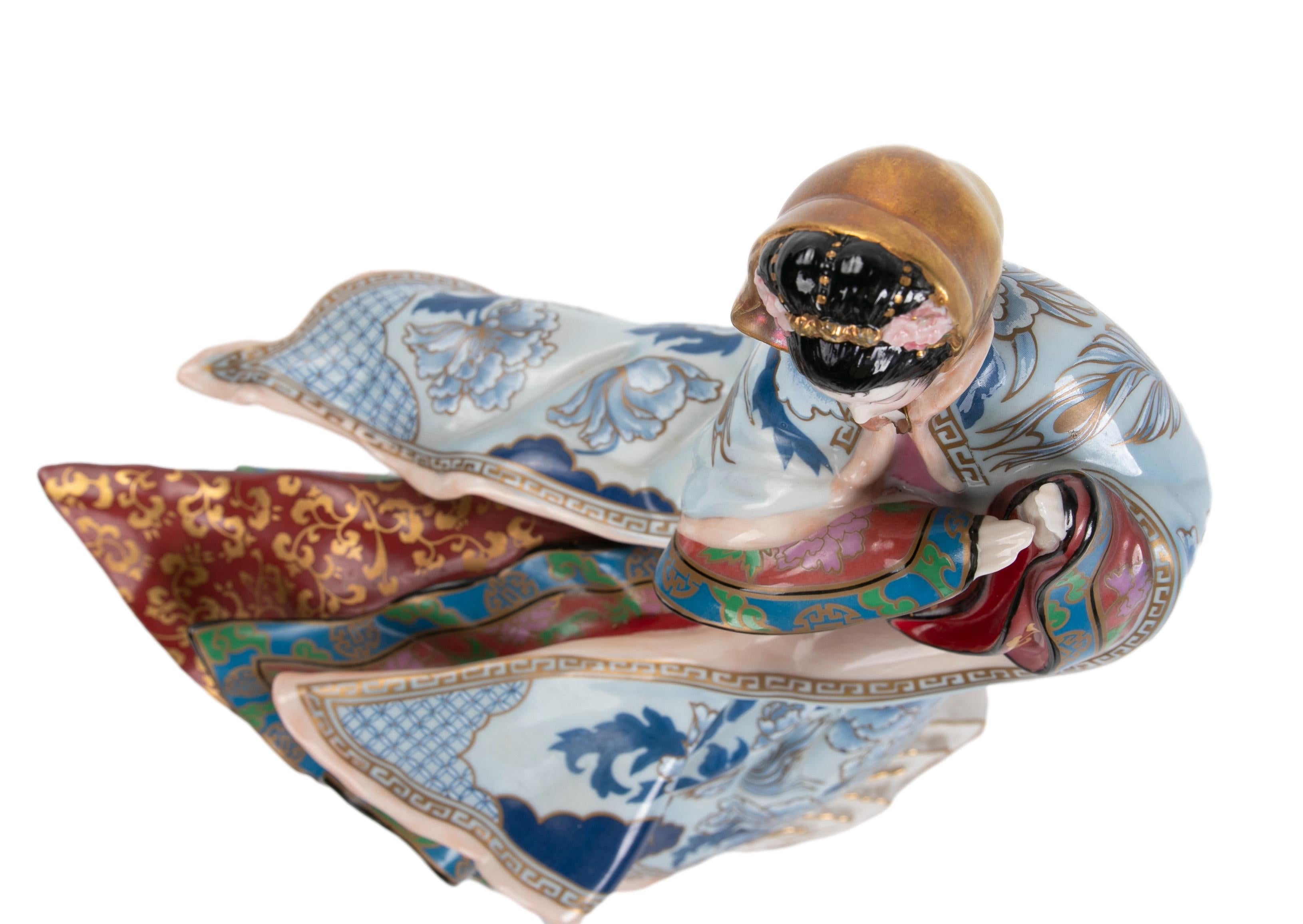 Scultura di porcellana degli anni '80 raffigurante una donna giapponese, prodotta da Franklin MInt in vendita 7