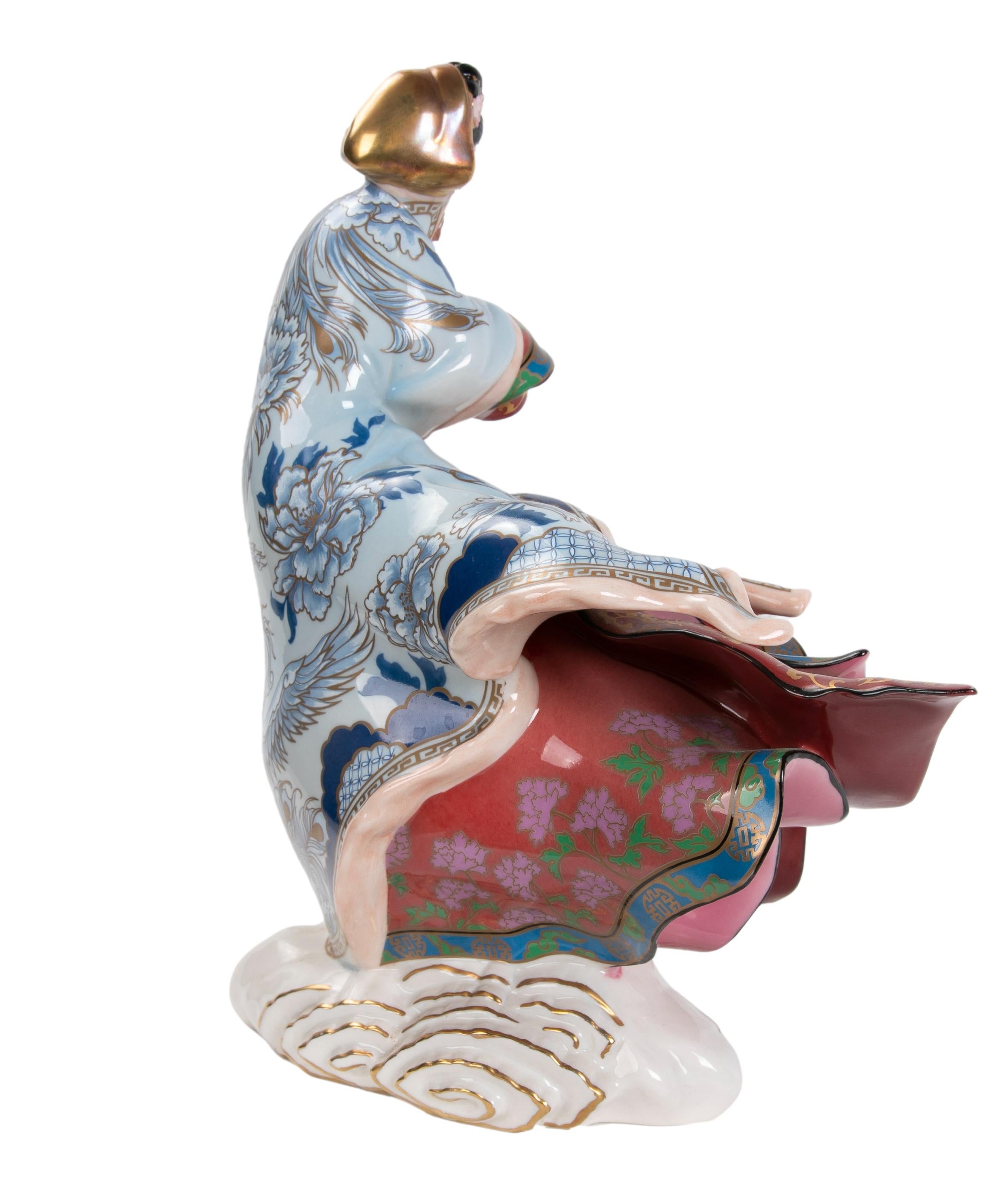 1980er Jahre Porzellanskulptur einer japanischen Frau, hergestellt von The Franklin Mint
Limitierte und nummerierte Auflage Nr. M 7256, als Titel Empress of The Snow.
