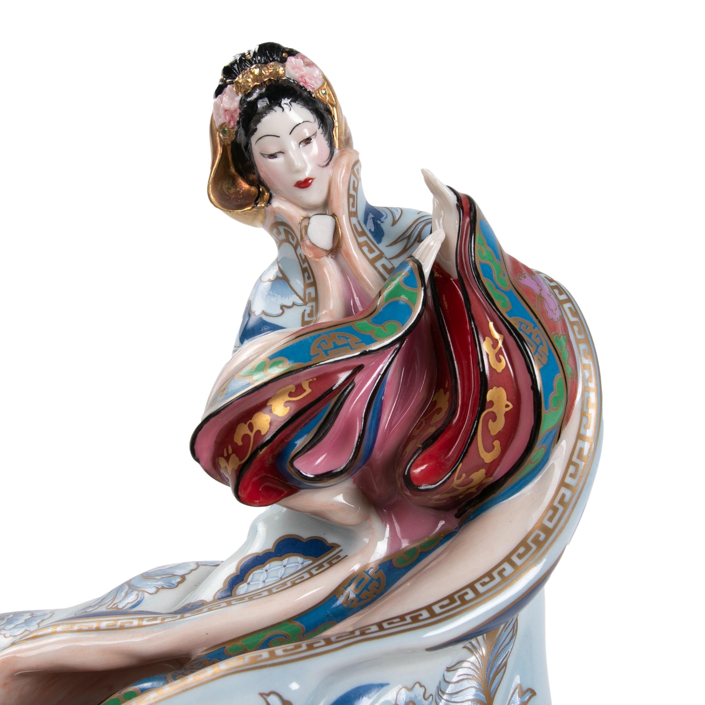 20th Century 1980s Porcelain Sculpture of a Japanese Woman, Manufactured by the Franklin MInt For Sale