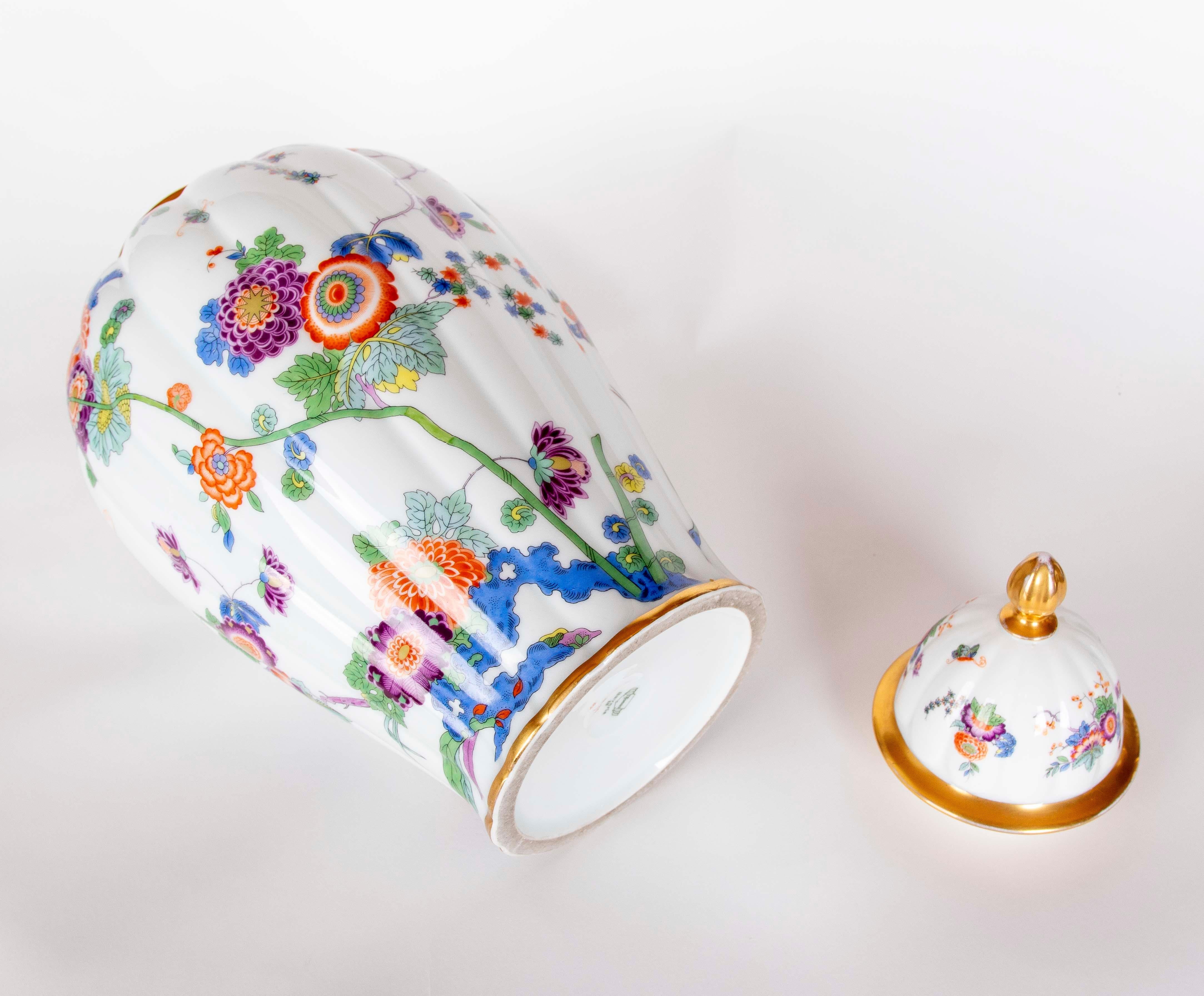 1980s Porcelain Vase ‘Thomas Bavaria’ with Floral Decoration and Golden Details For Sale 6