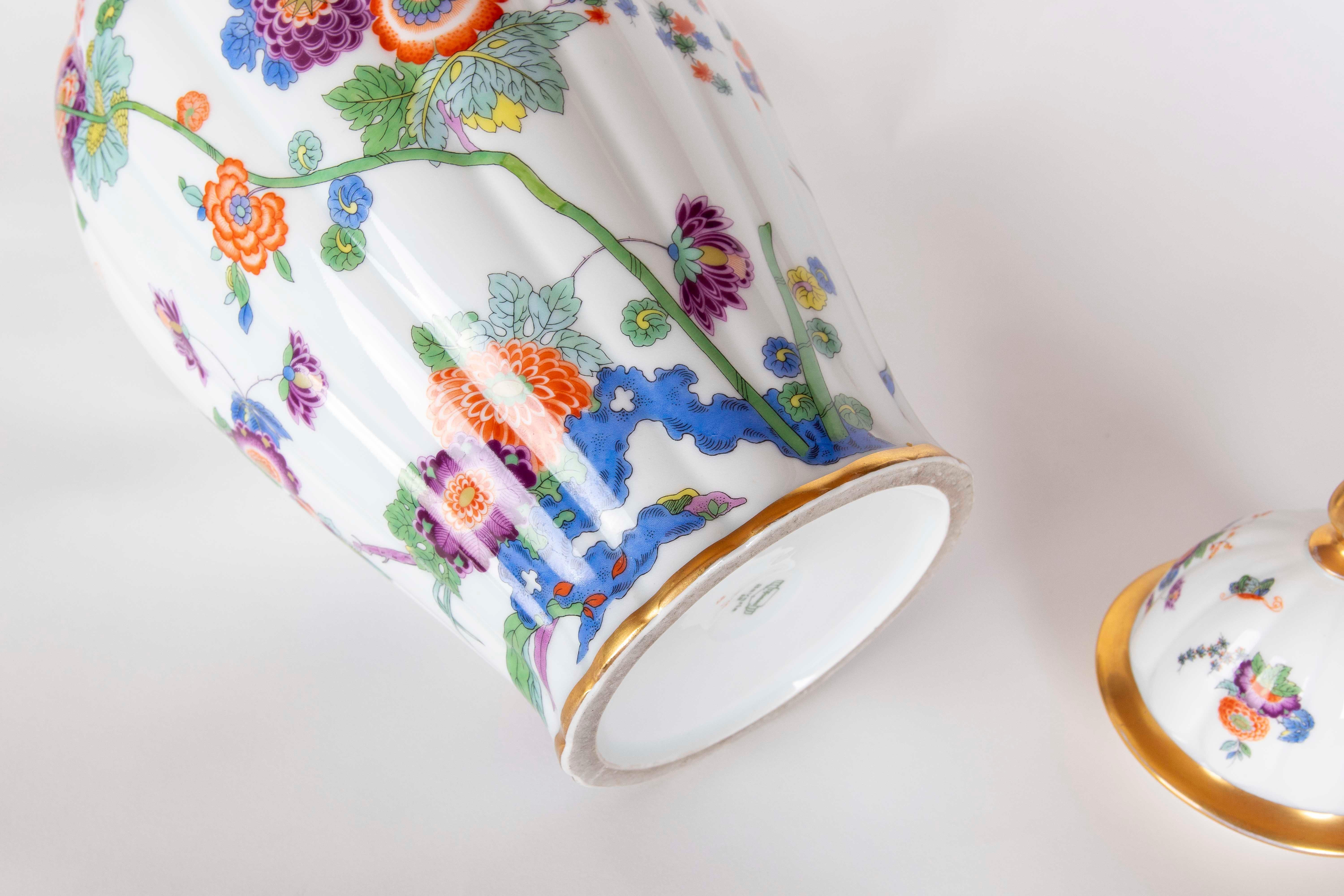 1980s Porcelain Vase ‘Thomas Bavaria’ with Floral Decoration and Golden Details For Sale 7