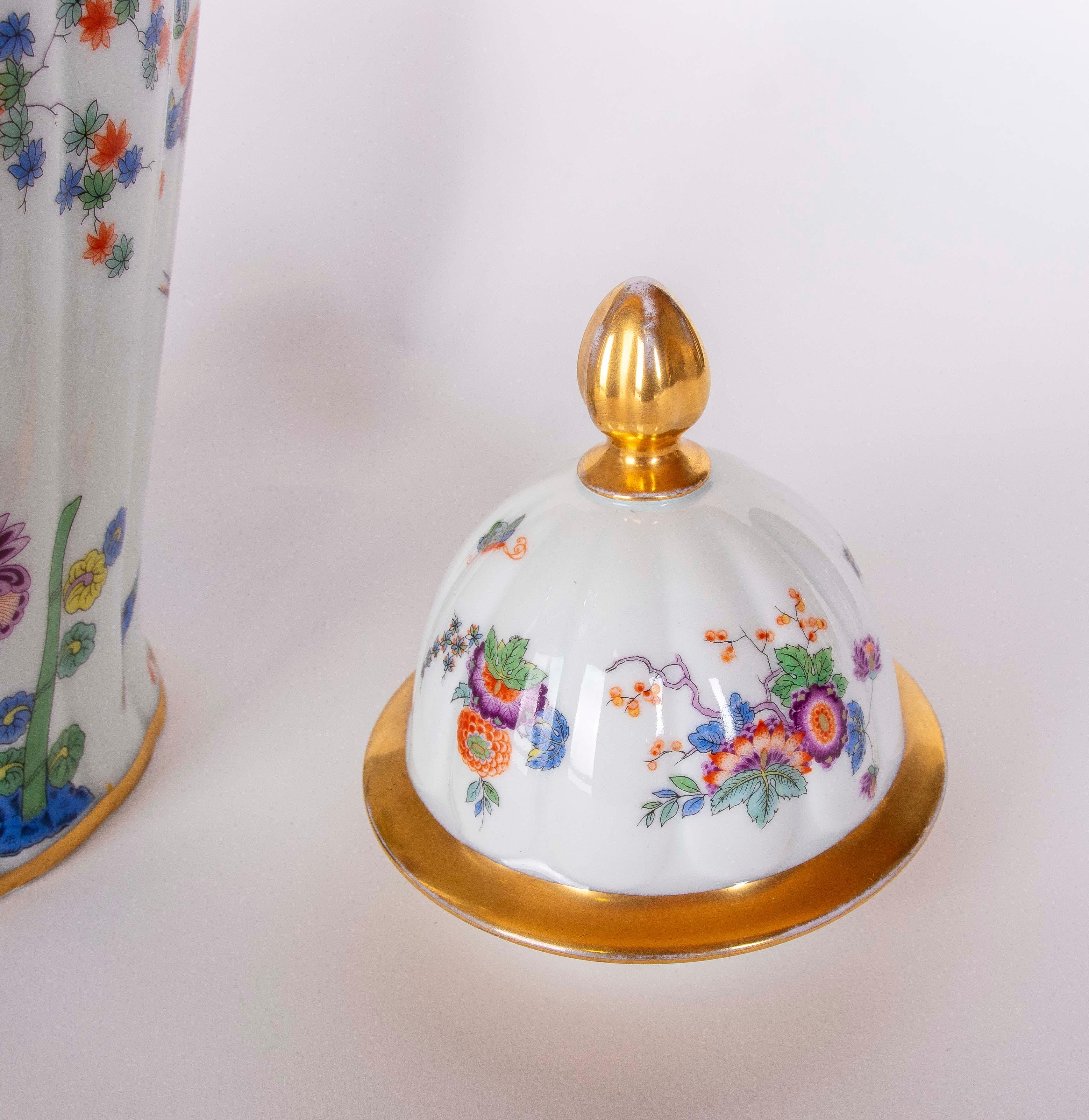 1980s Porcelain Vase ‘Thomas Bavaria’ with Floral Decoration and Golden Details In Good Condition For Sale In Marbella, ES