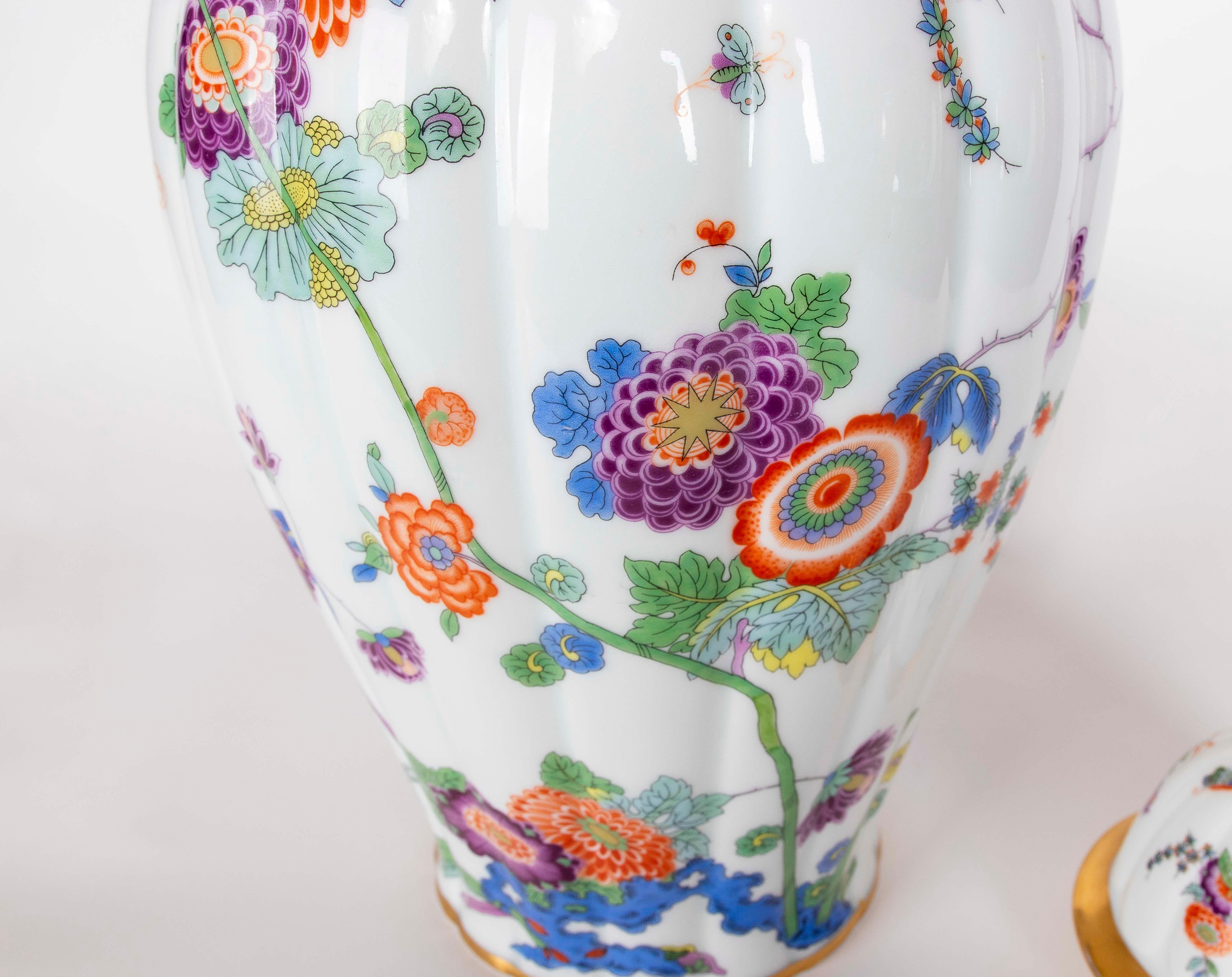 1980s Porcelain Vase ‘Thomas Bavaria’ with Floral Decoration and Golden Details For Sale 1