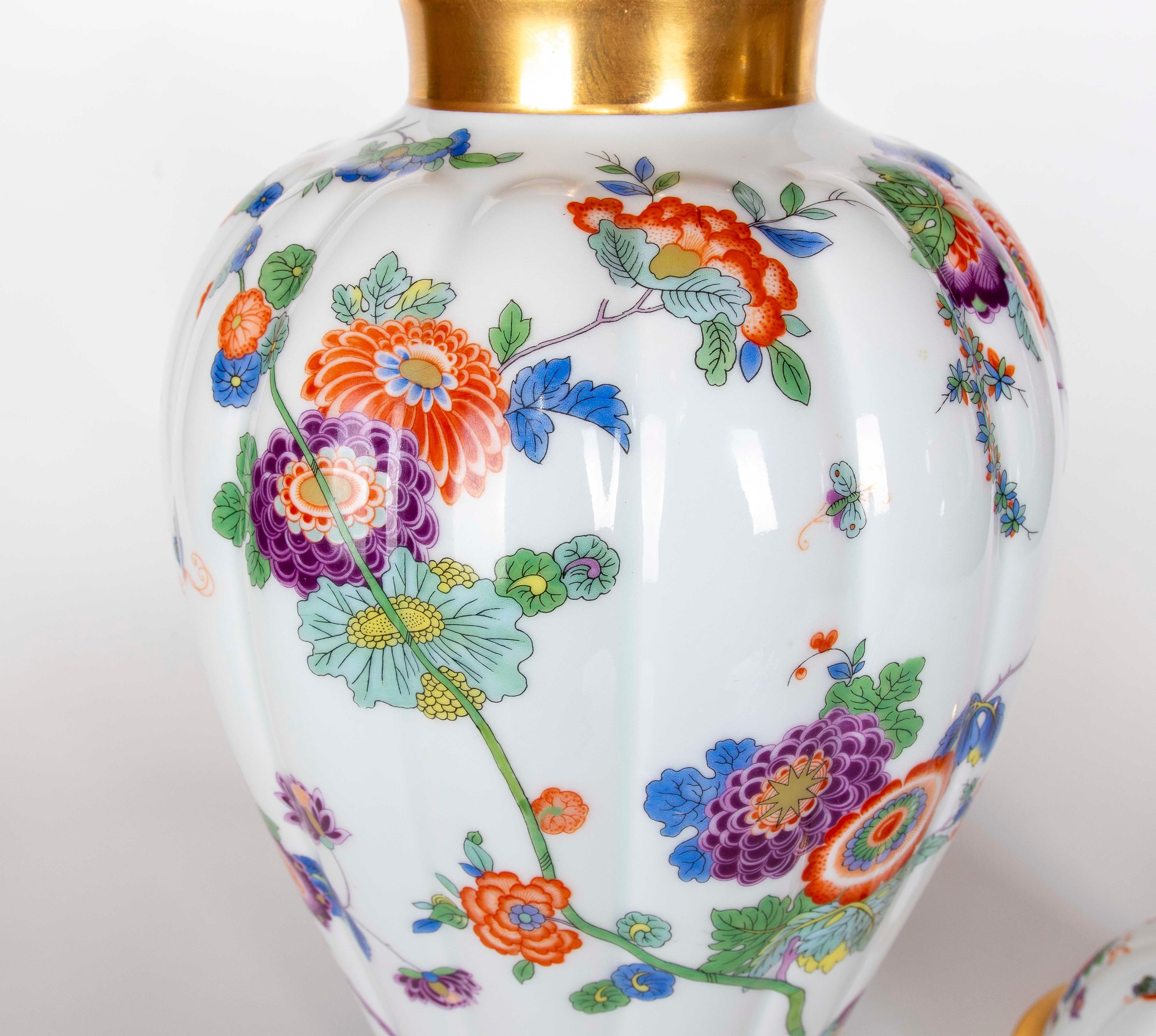 1980s Porcelain Vase ‘Thomas Bavaria’ with Floral Decoration and Golden Details For Sale 2