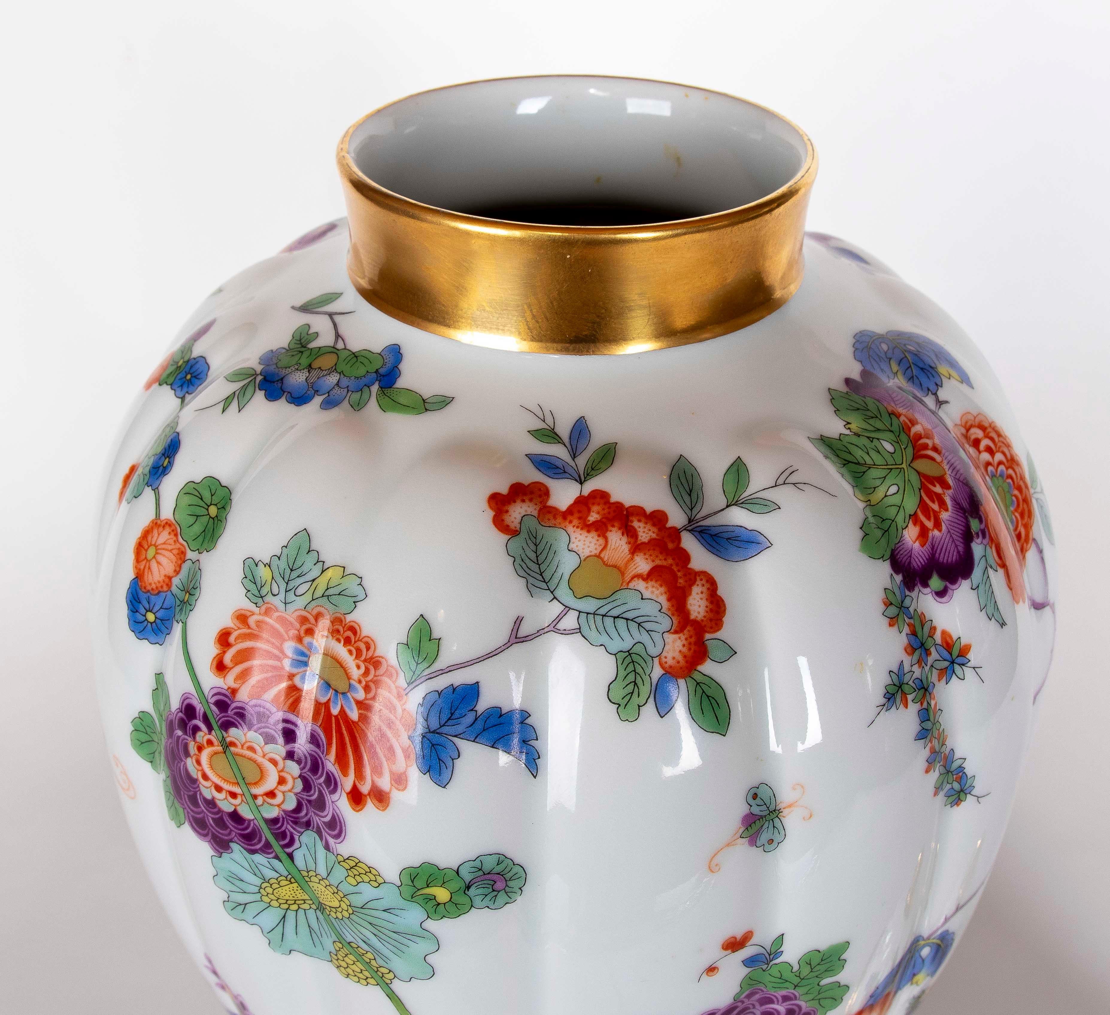 1980s Porcelain Vase ‘Thomas Bavaria’ with Floral Decoration and Golden Details For Sale 3