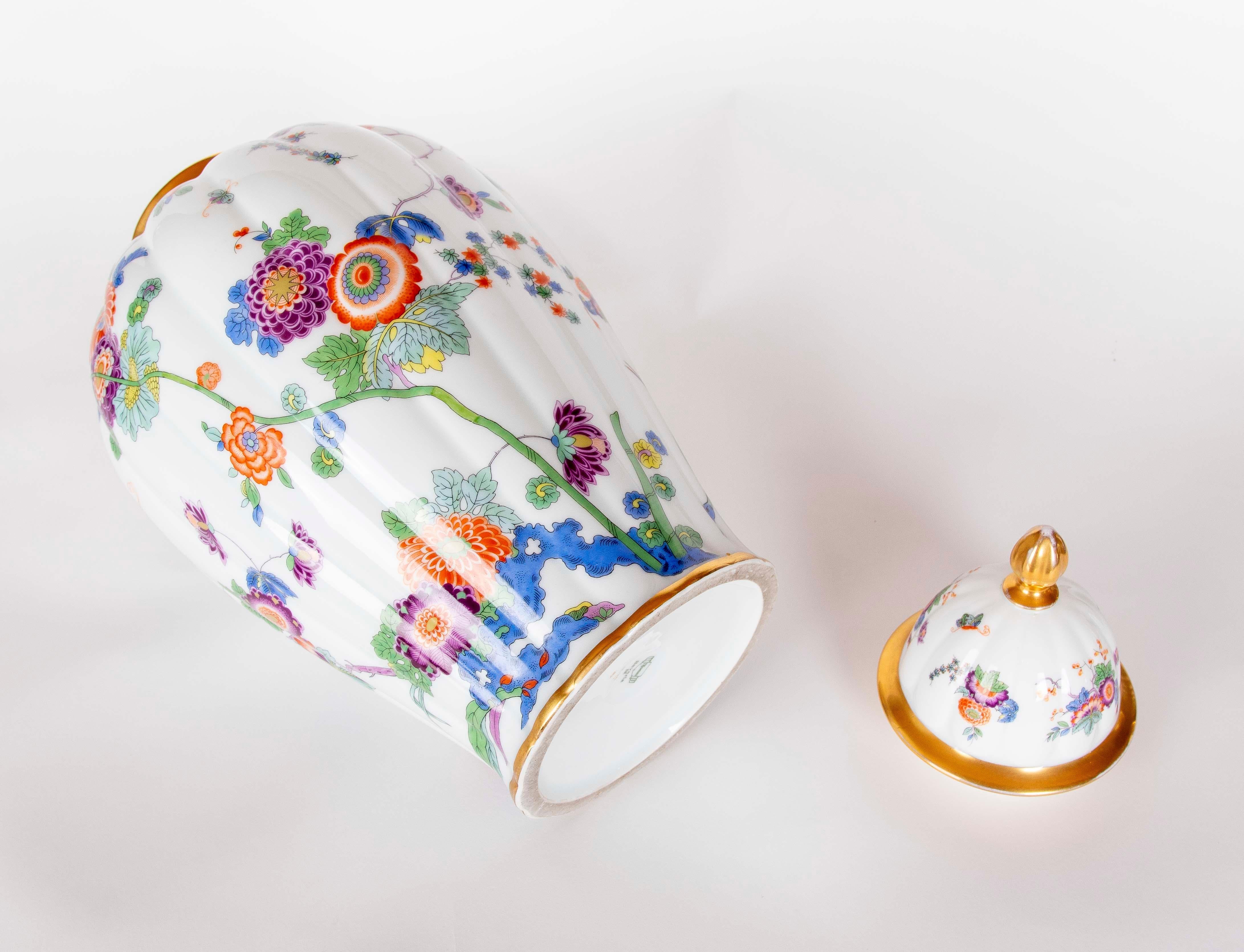 1980s Porcelain Vase ‘Thomas Bavaria’ with Floral Decoration and Golden Details For Sale 4