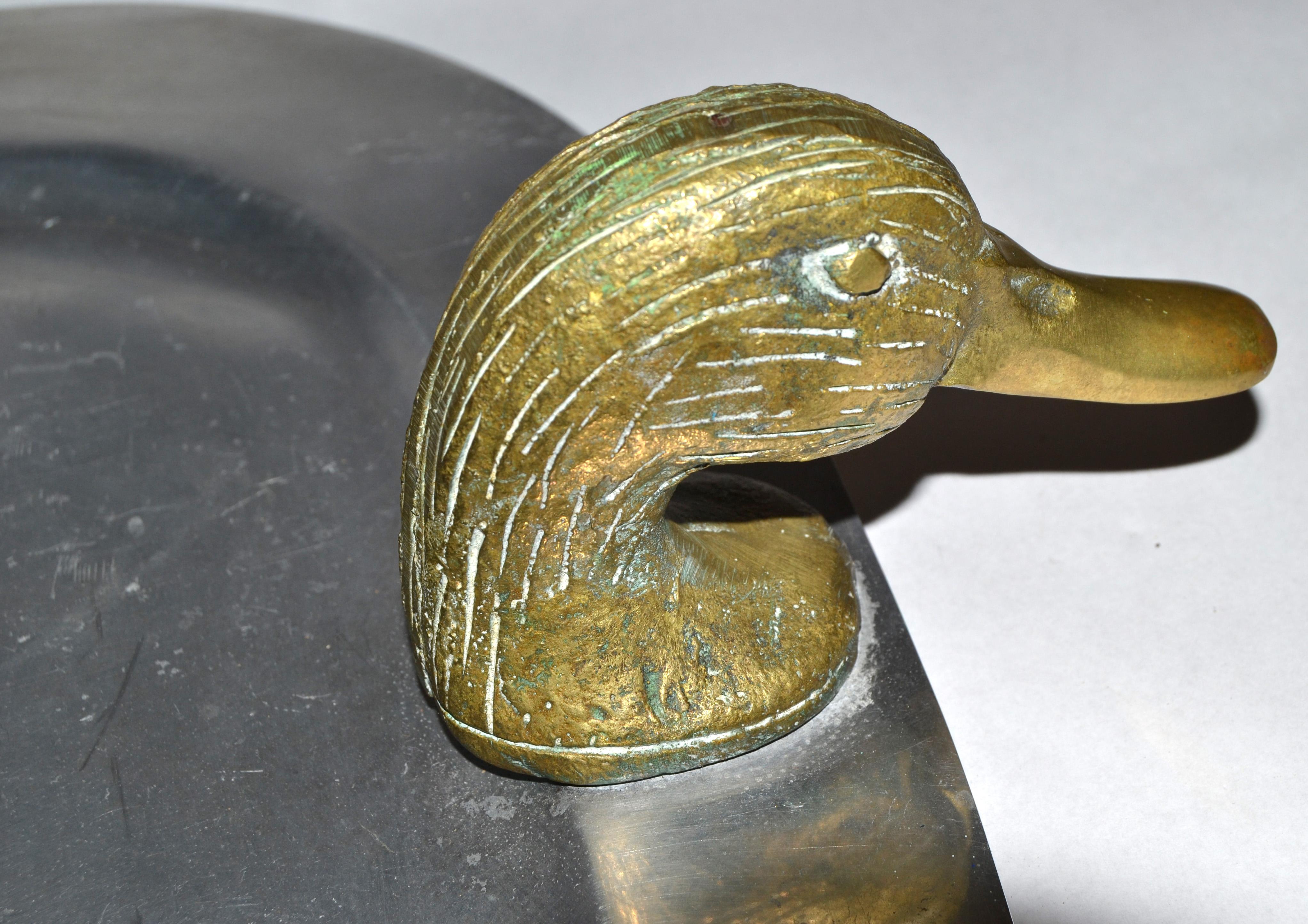 1980 Post Modern Serving Tray Pewter Style Brass Duck Head Handles (Plateau de service en étain à tête de canard) en vente 2