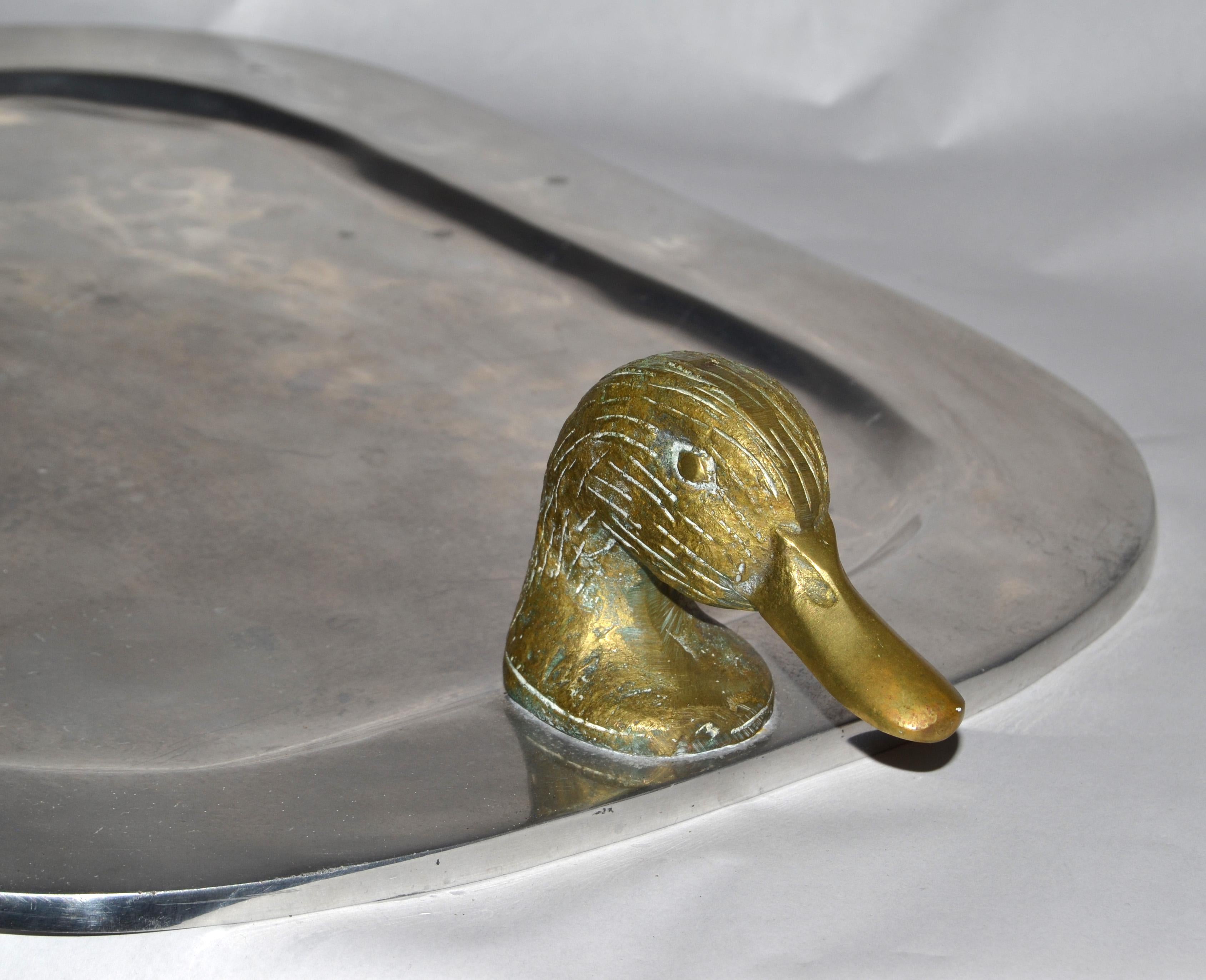 1980 Post Modern Serving Tray Pewter Style Brass Duck Head Handles (Plateau de service en étain à tête de canard) en vente 3