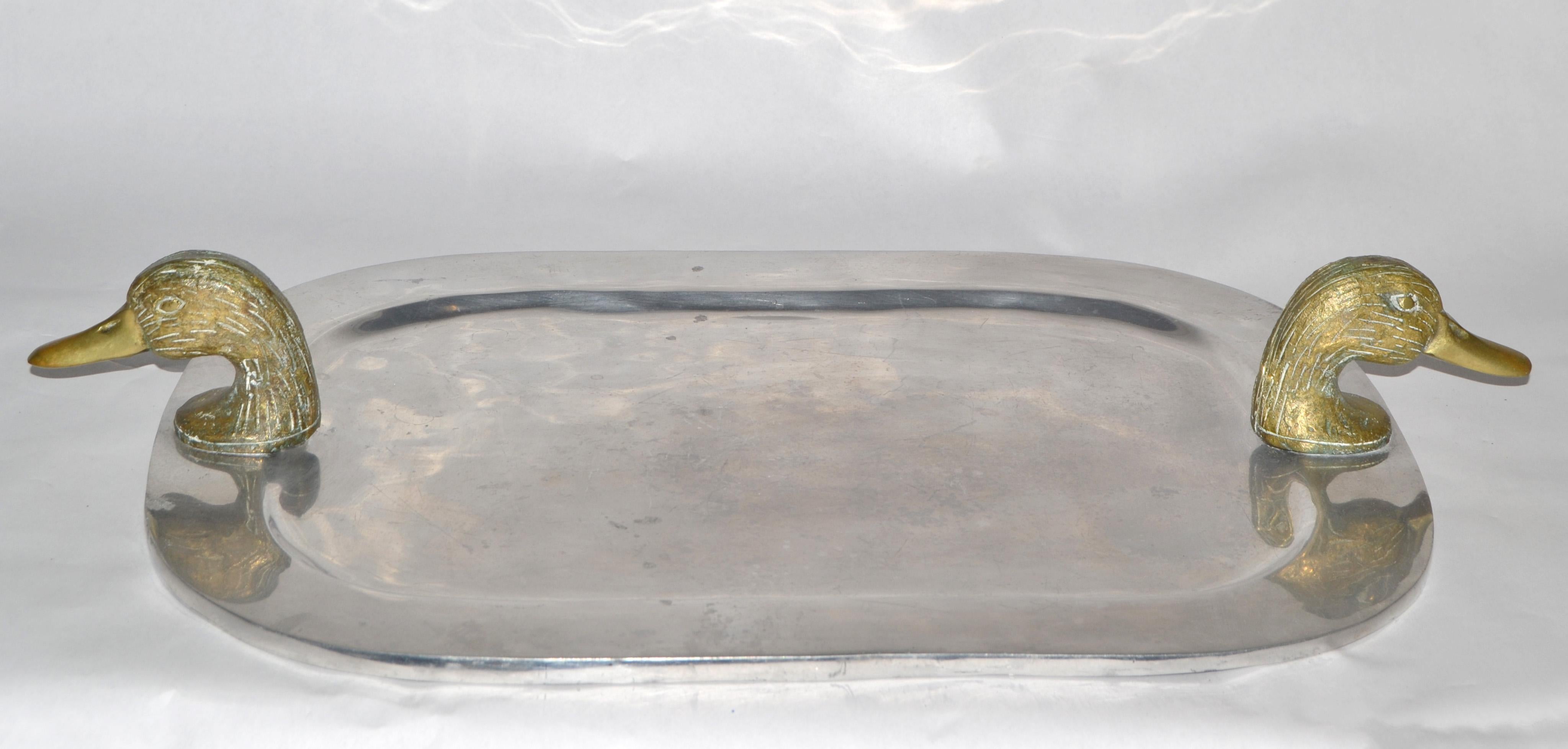 1980 Post Modern Serving Tray Pewter Style Brass Duck Head Handles (Plateau de service en étain à tête de canard) en vente 4