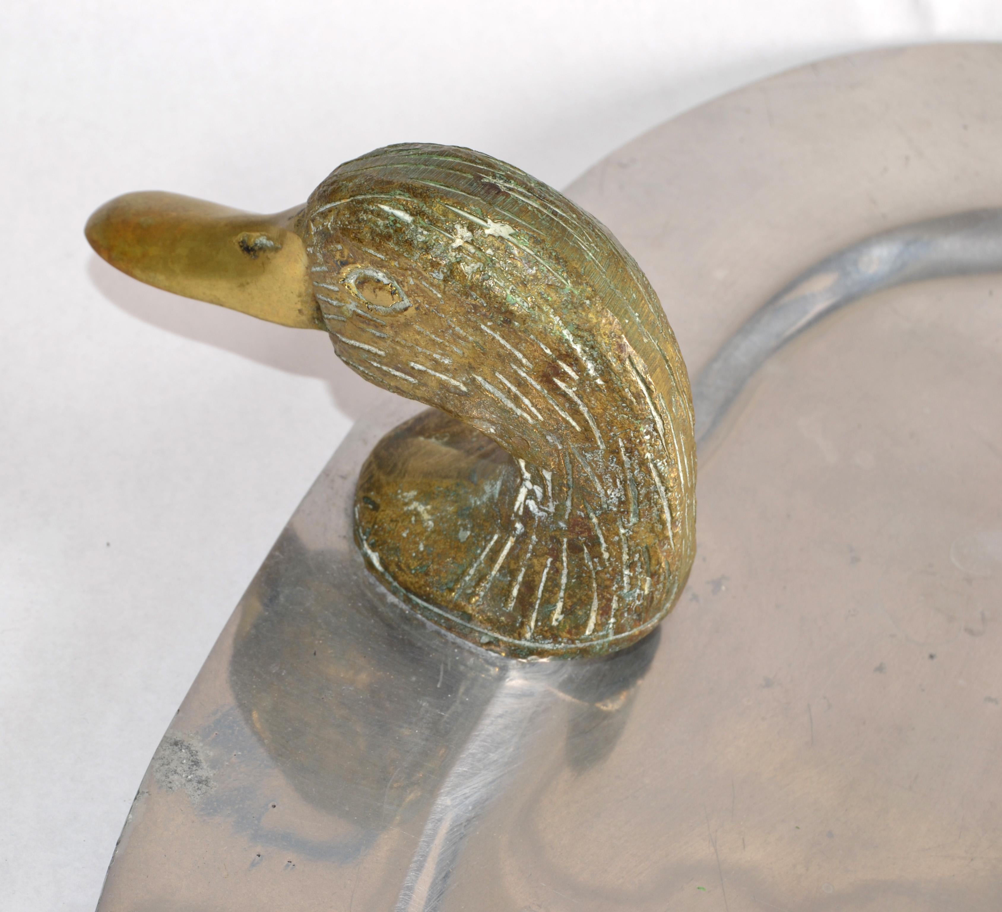 1980 Post Modern Serving Tray Pewter Style Brass Duck Head Handles (Plateau de service en étain à tête de canard) en vente 5