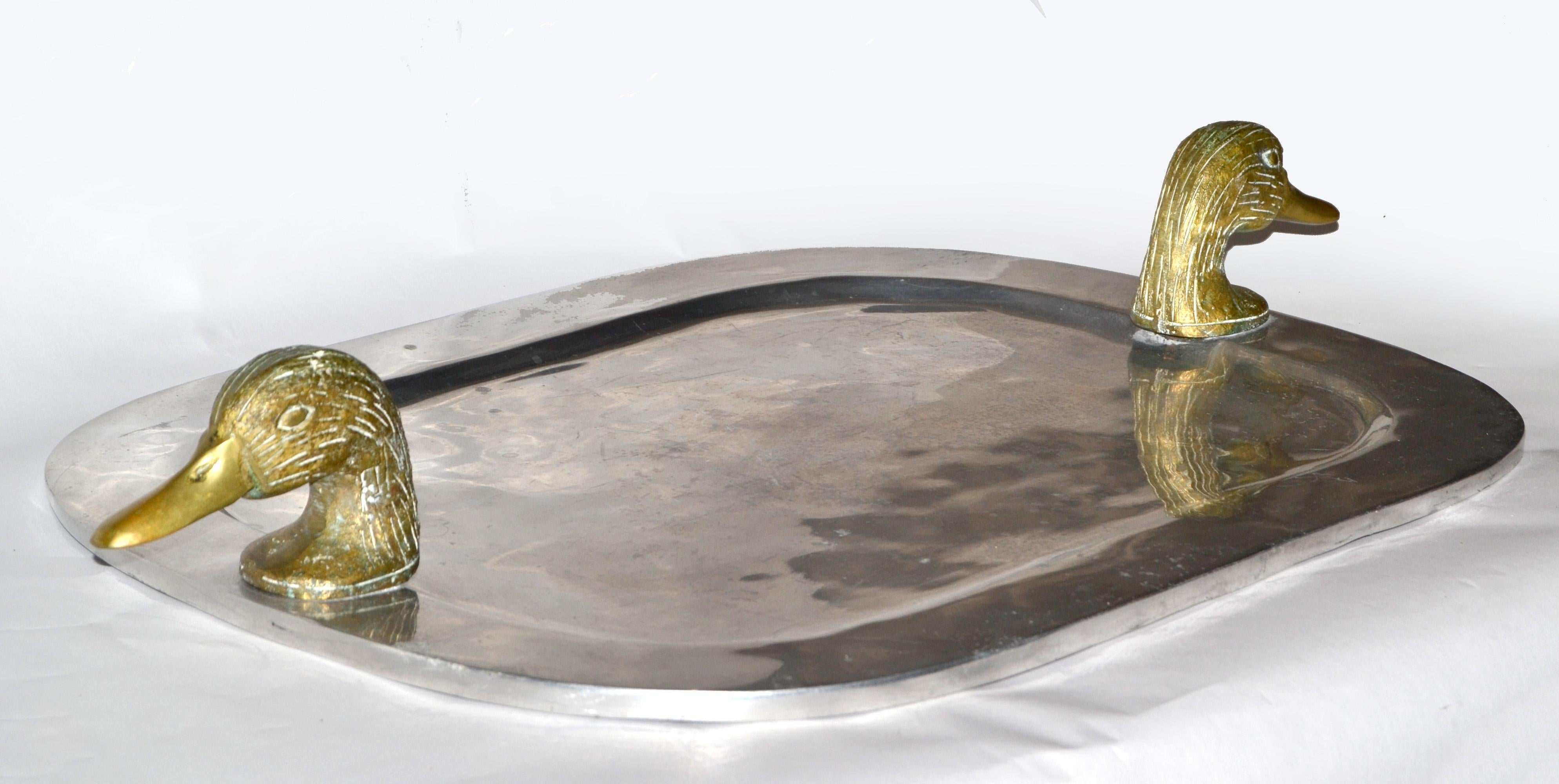 1980 Post Modern Serving Tray Pewter Style Brass Duck Head Handles (Plateau de service en étain à tête de canard) en vente 6