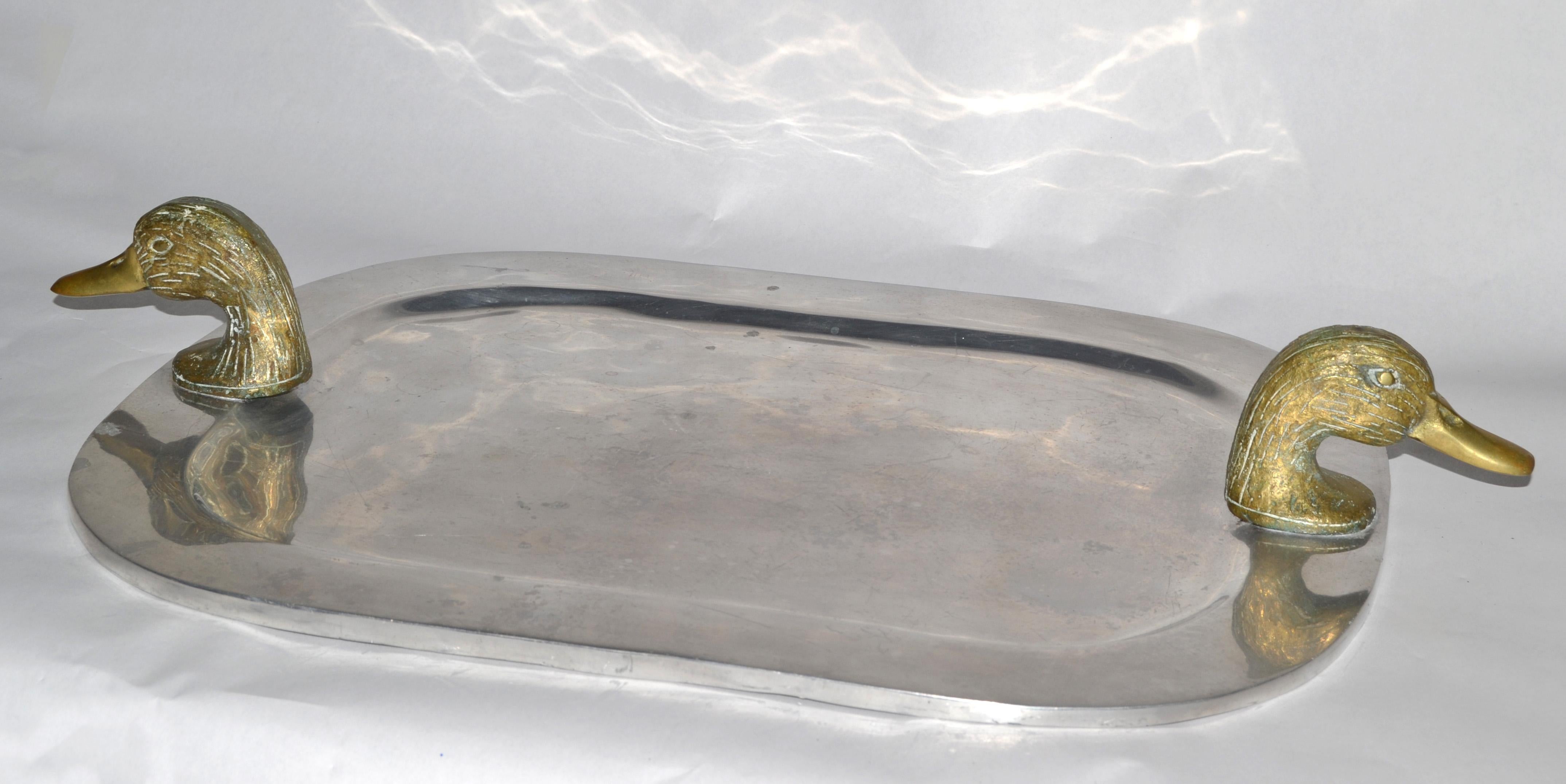 Mid-Century Modern 1980 Post Modern Serving Tray Pewter Style Brass Duck Head Handles (Plateau de service en étain à tête de canard) en vente