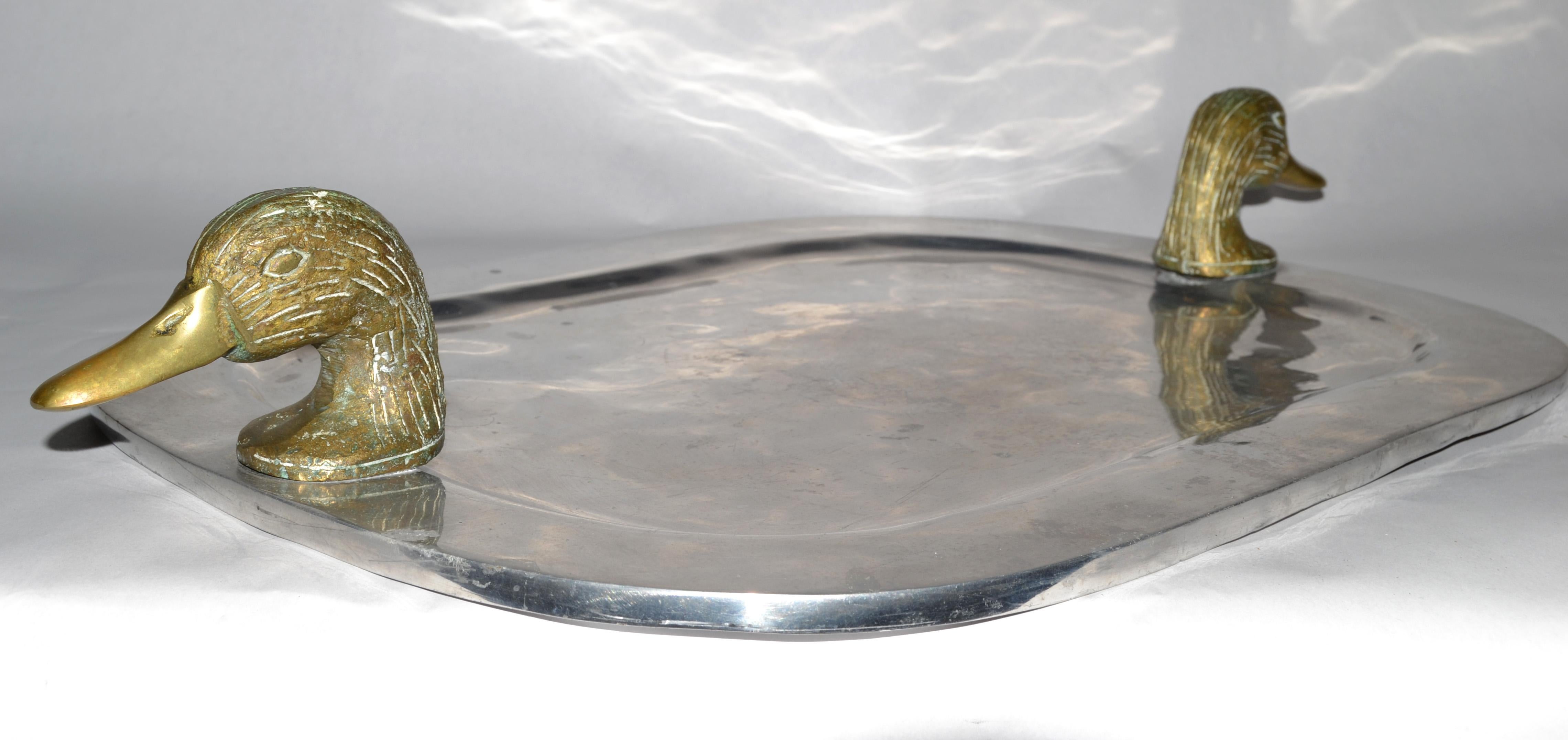Américain 1980 Post Modern Serving Tray Pewter Style Brass Duck Head Handles (Plateau de service en étain à tête de canard) en vente