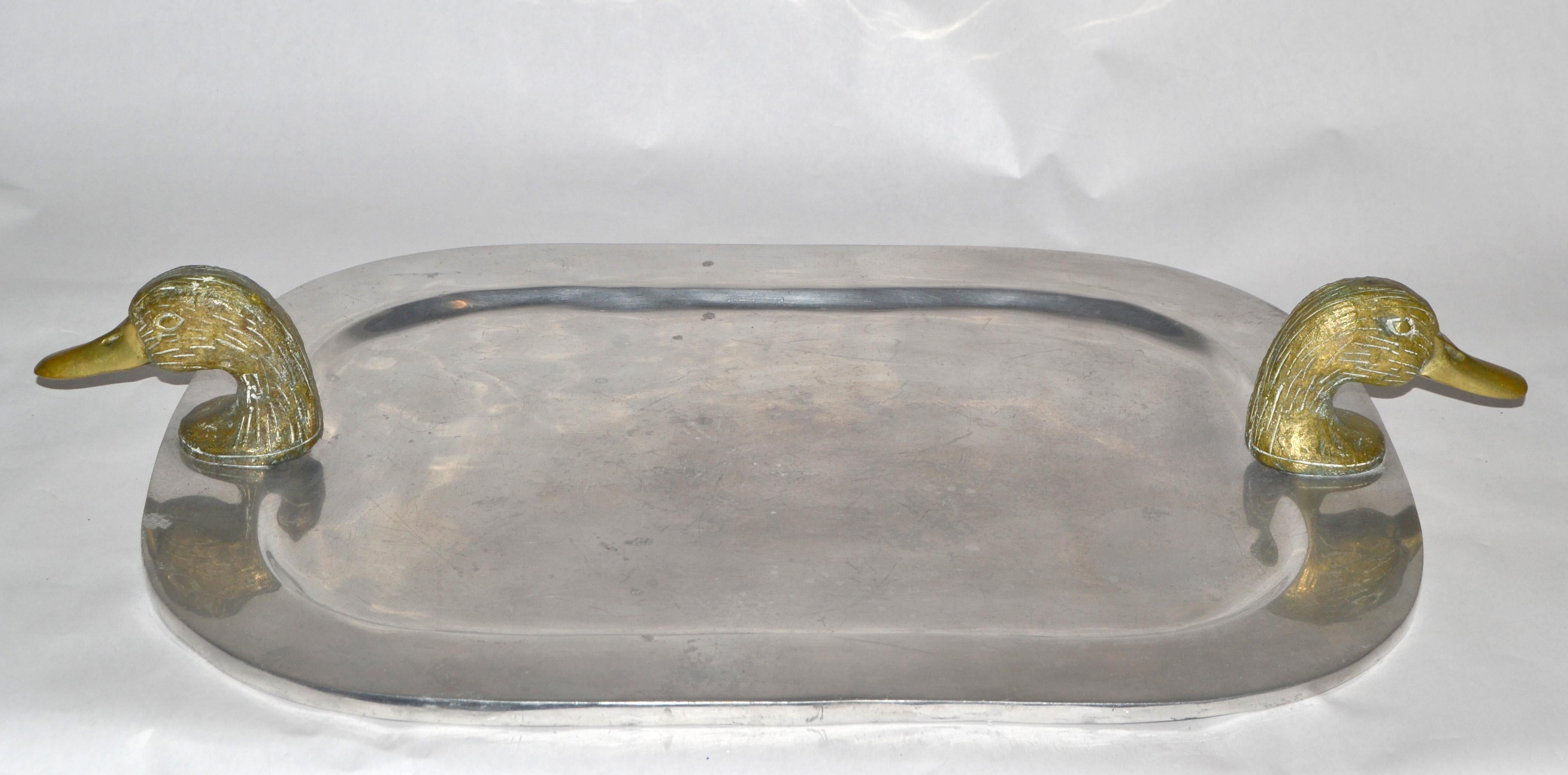 1980 Post Modern Serving Tray Pewter Style Brass Duck Head Handles (Plateau de service en étain à tête de canard) Bon état - En vente à Miami, FL
