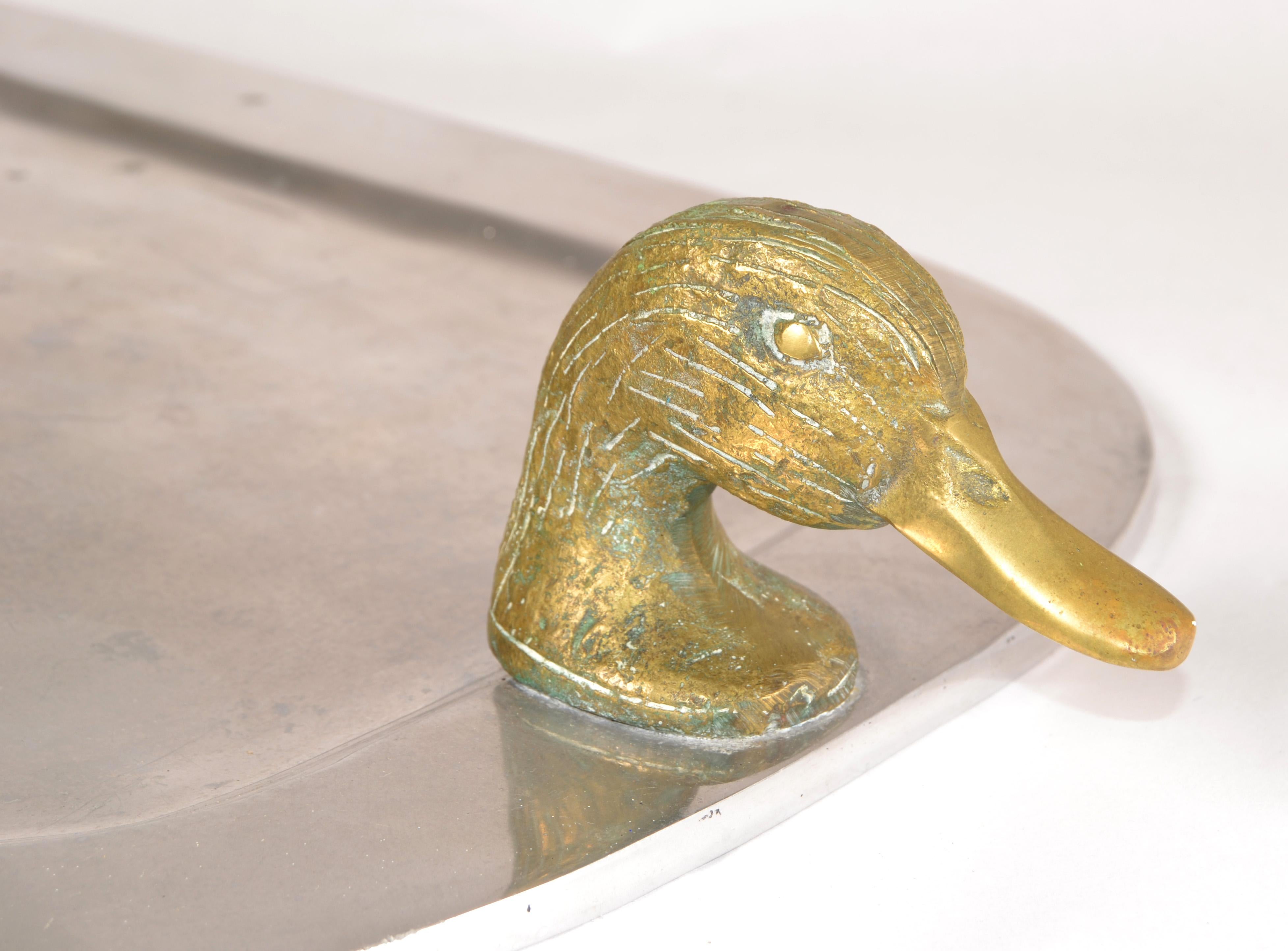 Fin du 20e siècle 1980 Post Modern Serving Tray Pewter Style Brass Duck Head Handles (Plateau de service en étain à tête de canard) en vente