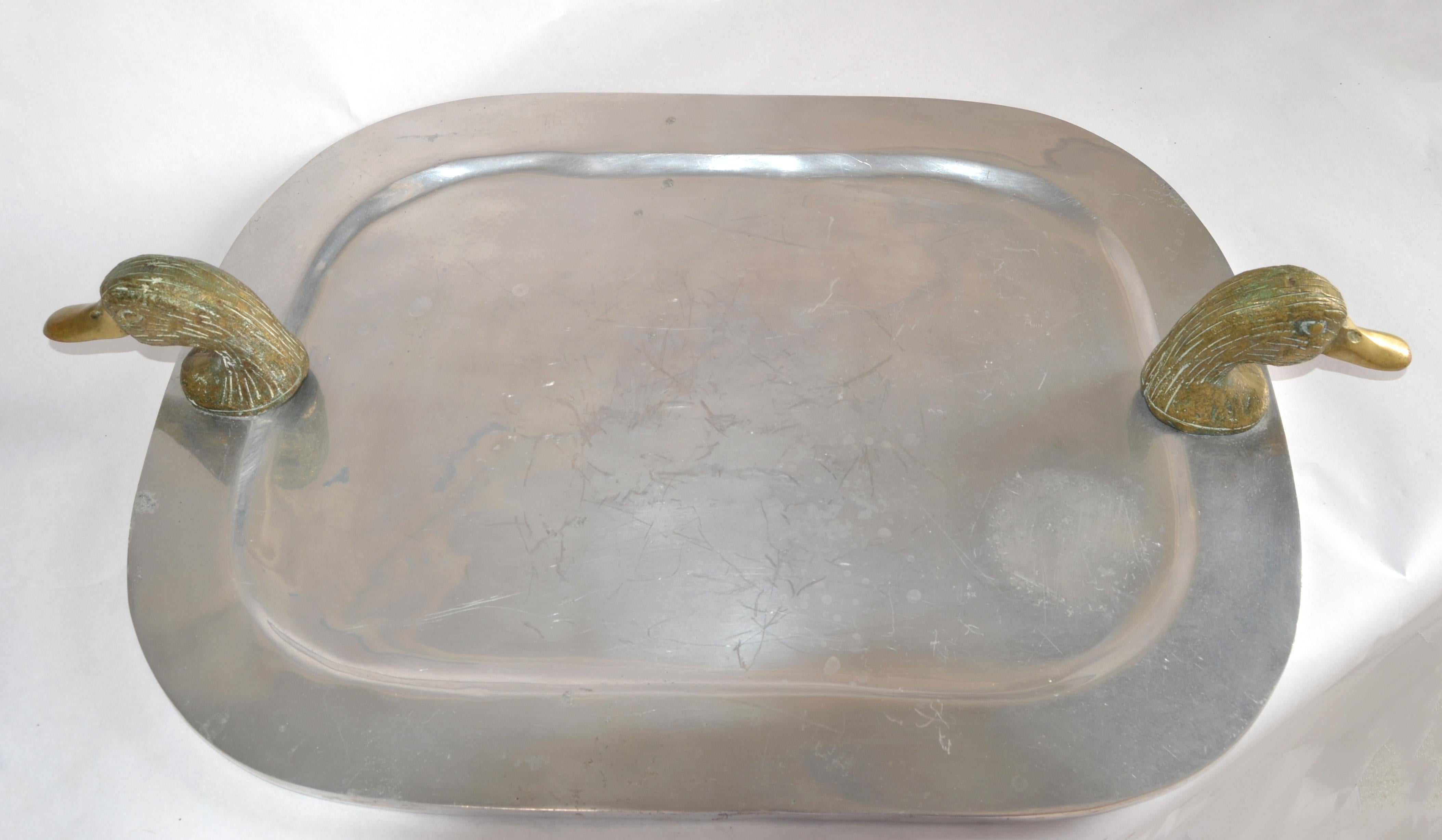 Laiton 1980 Post Modern Serving Tray Pewter Style Brass Duck Head Handles (Plateau de service en étain à tête de canard) en vente