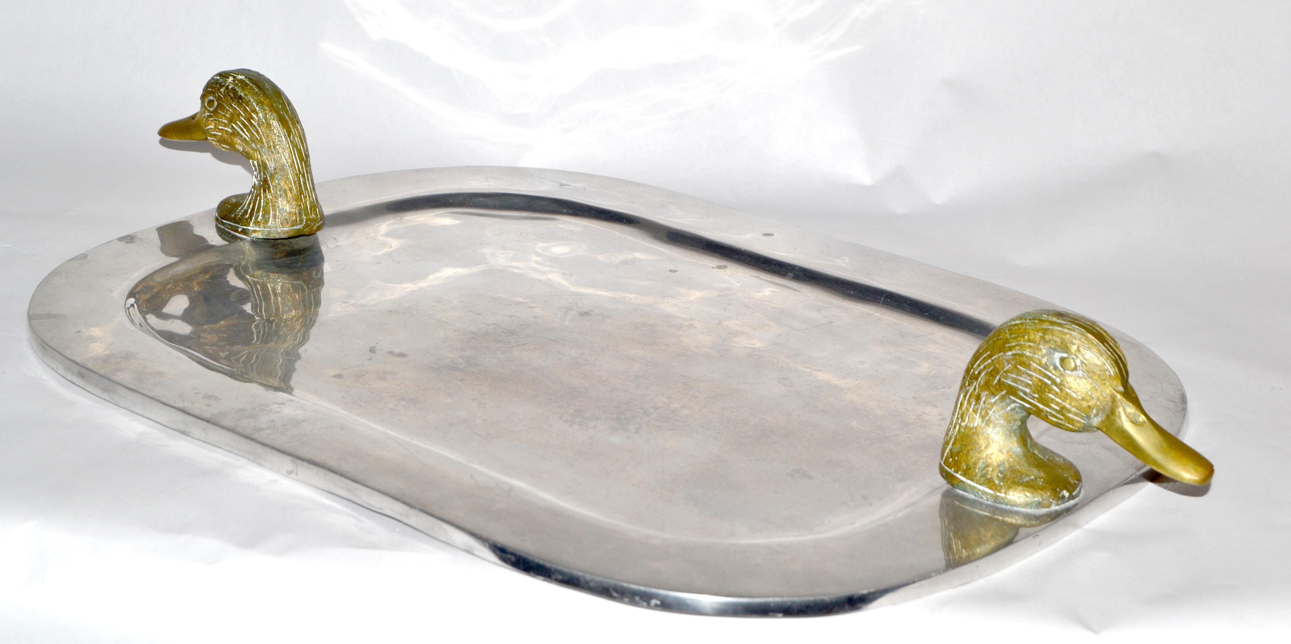 1980 Post Modern Serving Tray Pewter Style Brass Duck Head Handles (Plateau de service en étain à tête de canard) en vente 1