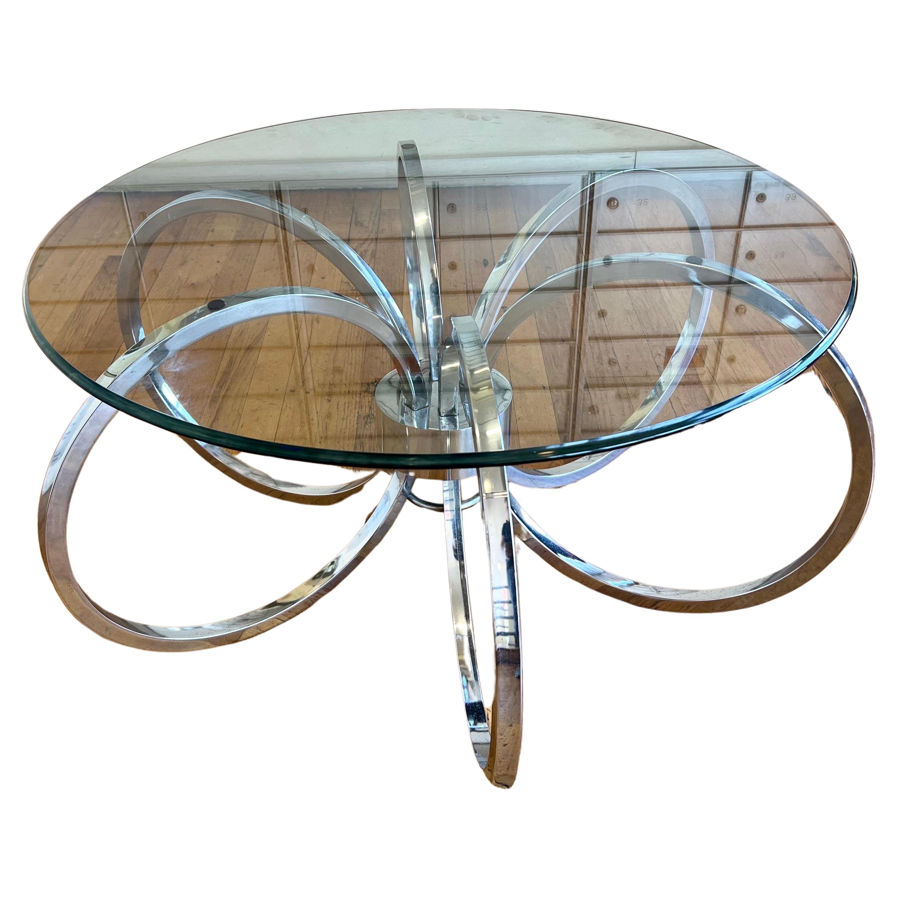 Cette table basse très cool et unique en chrome a été conçue par Milo Baughman, pour le Design Institute of America vers les années 1980, nous avons poli la base, et nous incluons le plateau en verre pour des raisons d'expédition vous pouvez mettre