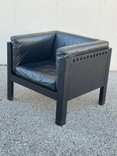 Sedia club post-moderna degli anni '80 in noce e pelle laccata nera di Brian Kane