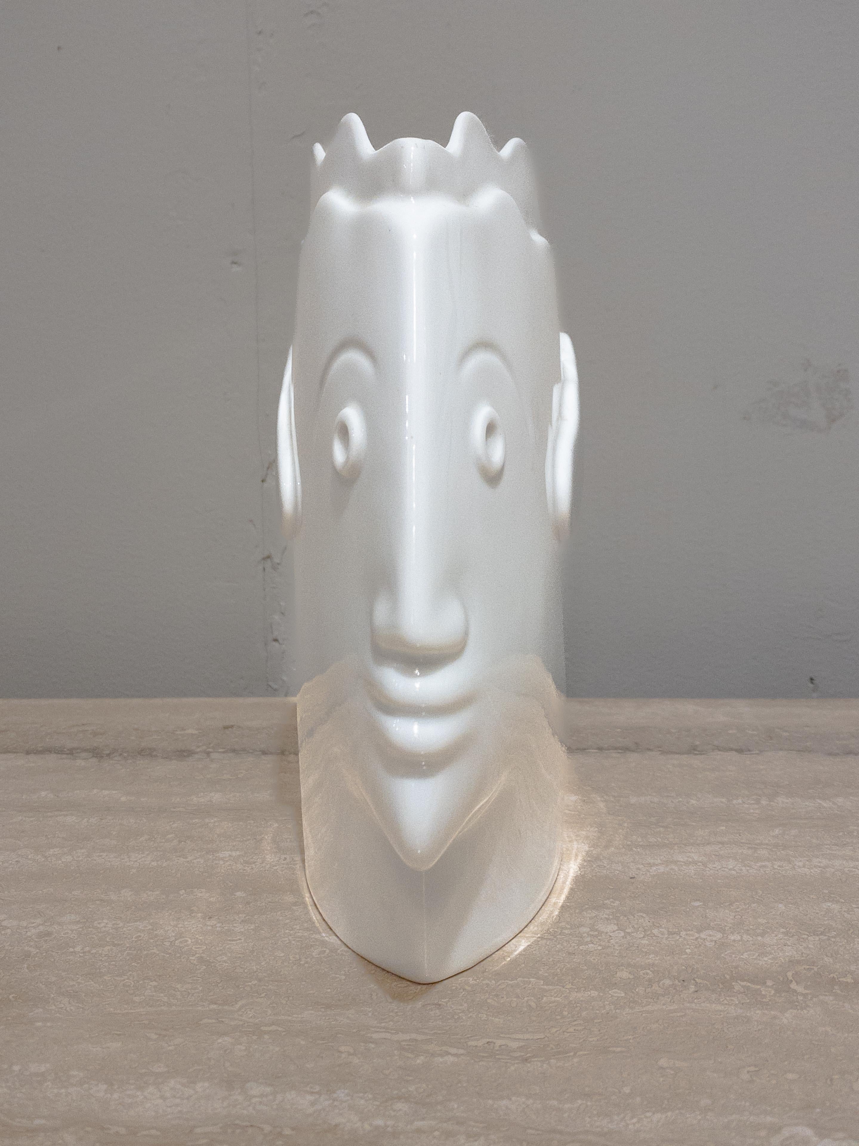 Vaso in ceramica post-moderno del 1980 della nota artista austriaca Heide Warlamis (nata nel 1942), proveniente dalla sua rinomata collezione di Vienna. Firmato sul fondo insieme al marchio del produttore.