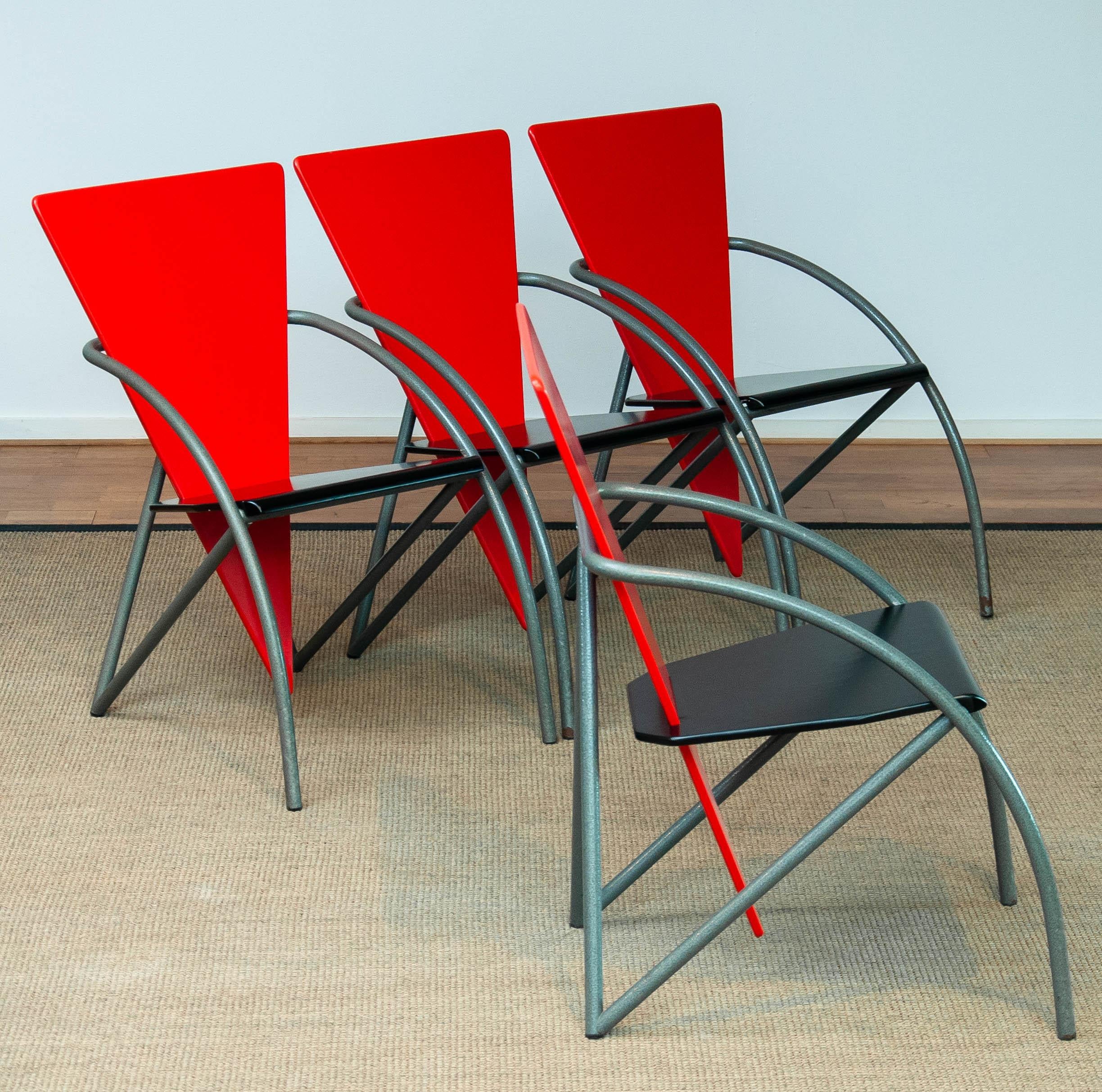 Ces chaises de salle à manger extrêmement rares sont un excellent exemple de la période post-moderne et constituent une déclaration de design à l'époque du début des années 80. Ces 