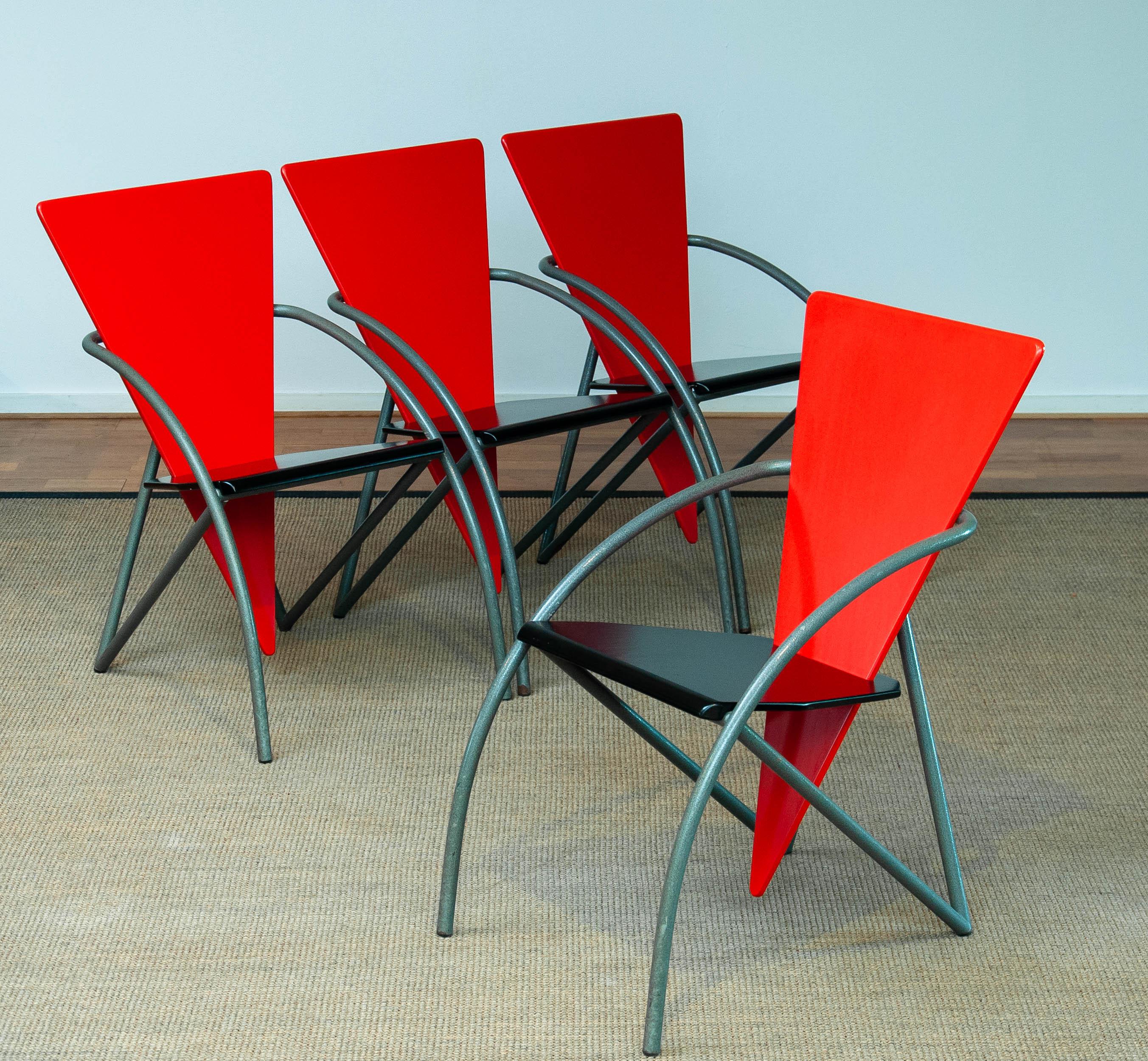 Fin du 20e siècle Chaises de salle à manger/de bureau postmodernes rouges et noires de Klaus Wettergren des années 1980 en vente