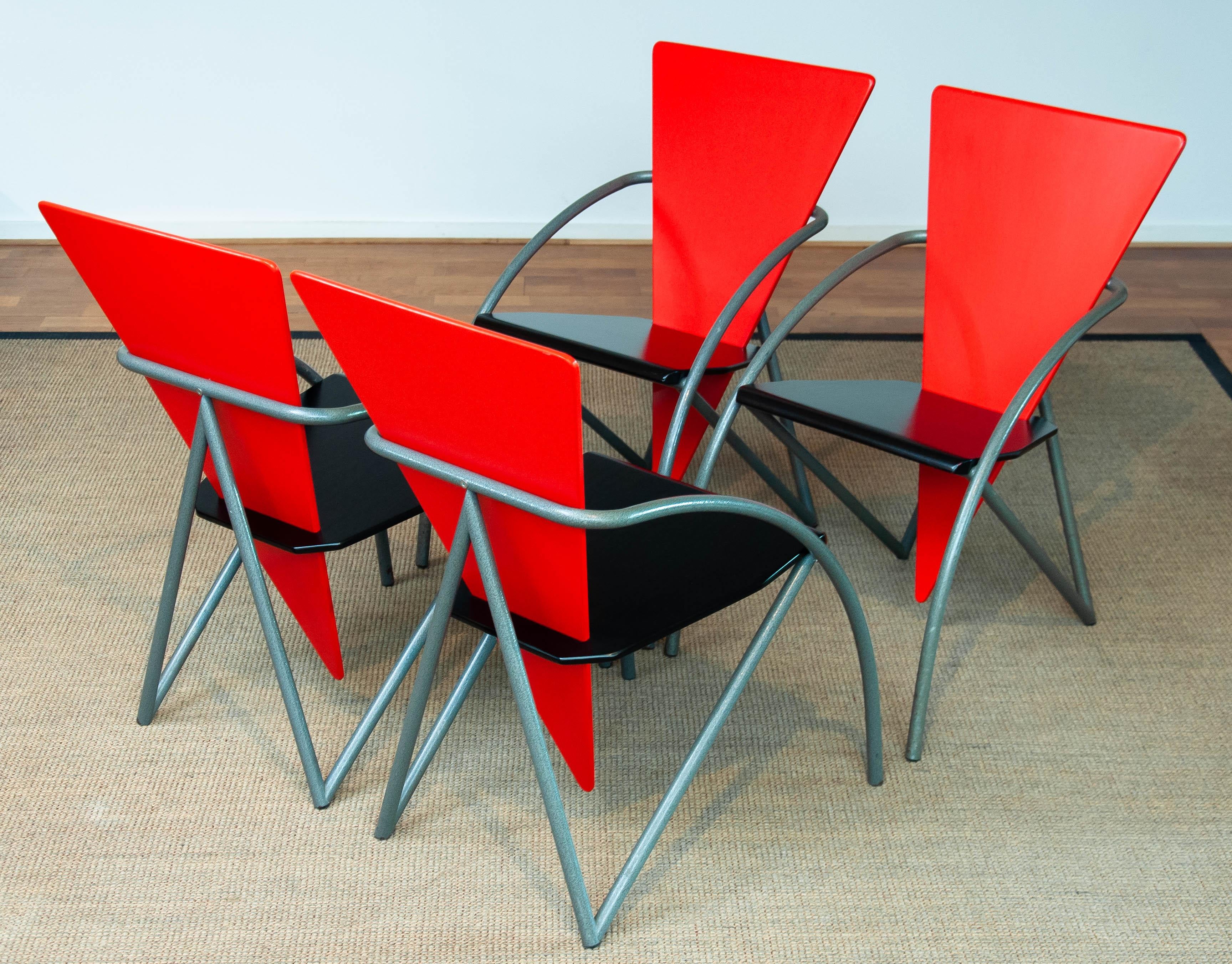 Métal Chaises de salle à manger/de bureau postmodernes rouges et noires de Klaus Wettergren des années 1980 en vente