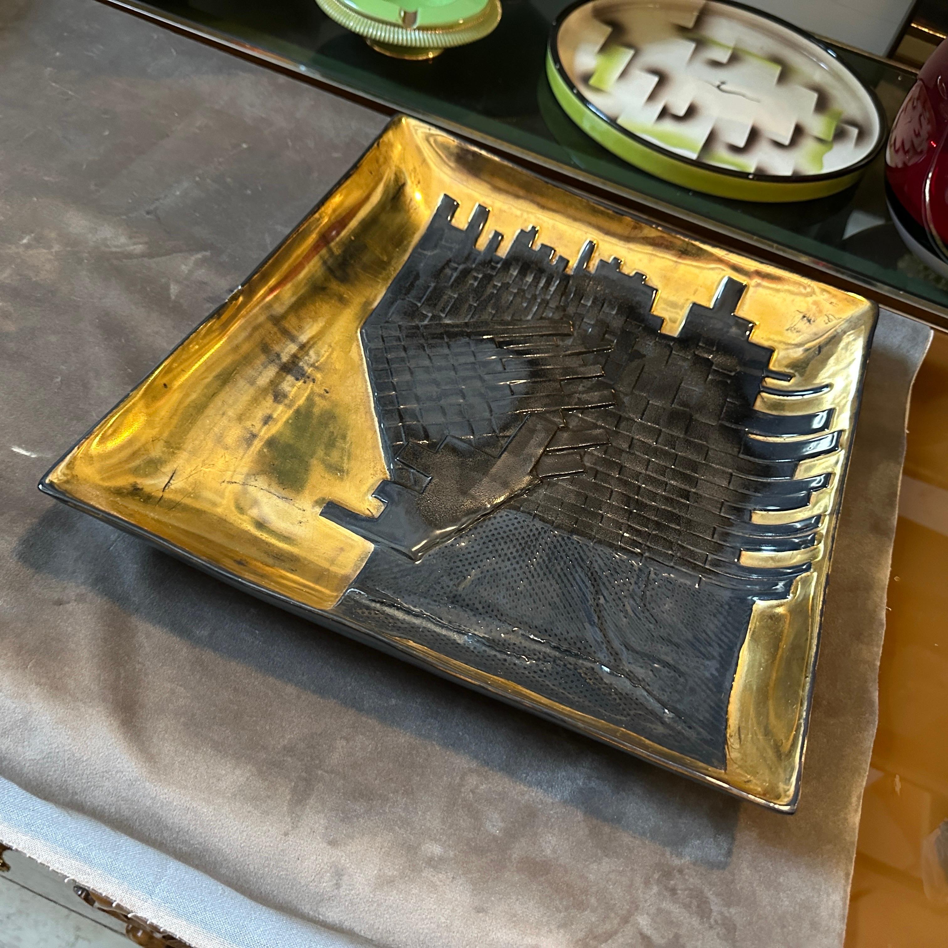 Peint à la main Vide Poche italien post-moderne des années 1980 en céramique noire et dorée par Capodimonte en vente