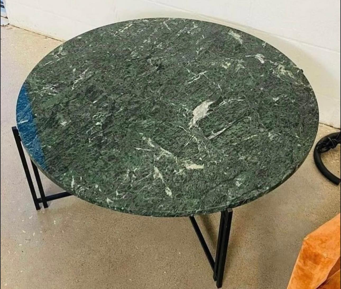 italien 1980 Post Table basse moderne en fer noir et marbre vert en vente