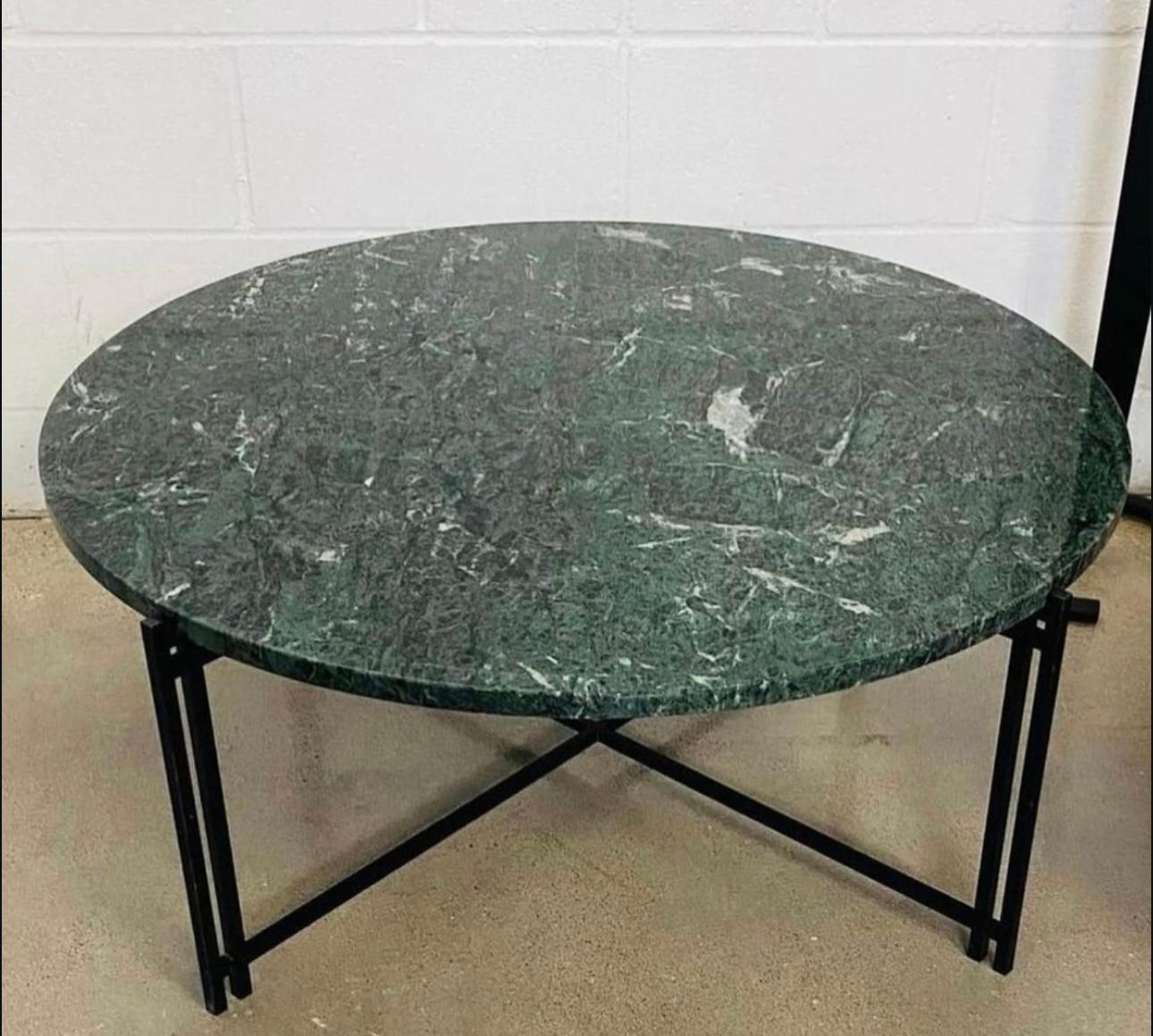 Poli 1980 Post Table basse moderne en fer noir et marbre vert en vente
