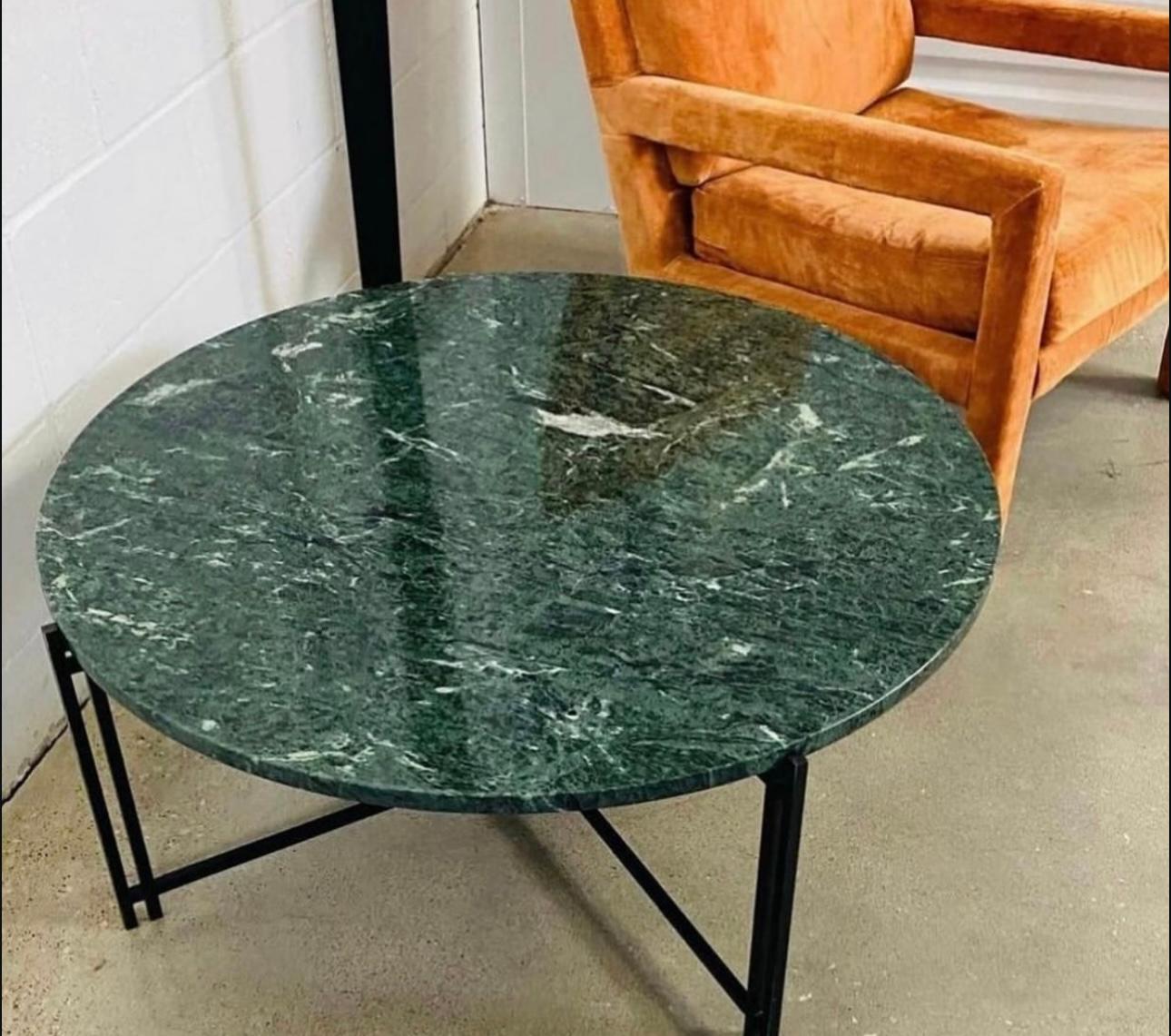 1980 Post Table basse moderne en fer noir et marbre vert Bon état - En vente à Stafford, TX