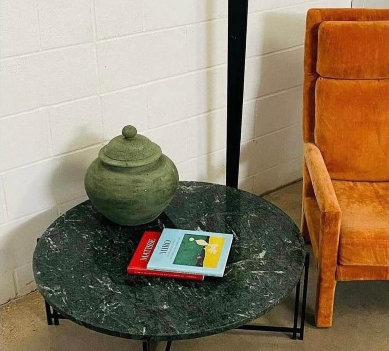 Fin du 20e siècle 1980 Post Table basse moderne en fer noir et marbre vert en vente