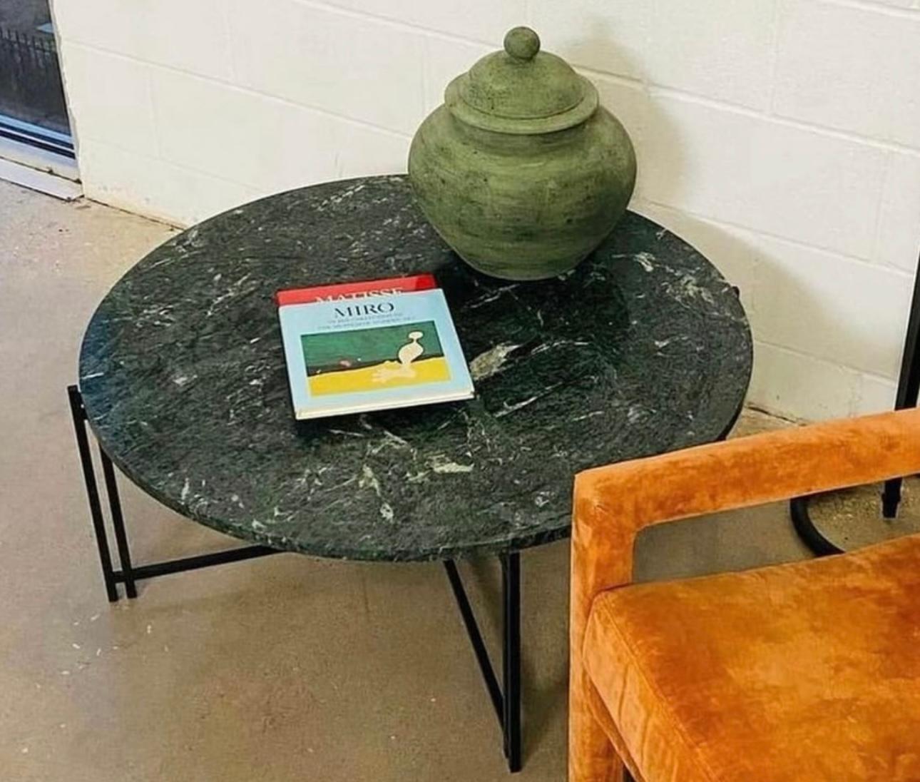 Fer 1980 Post Table basse moderne en fer noir et marbre vert en vente