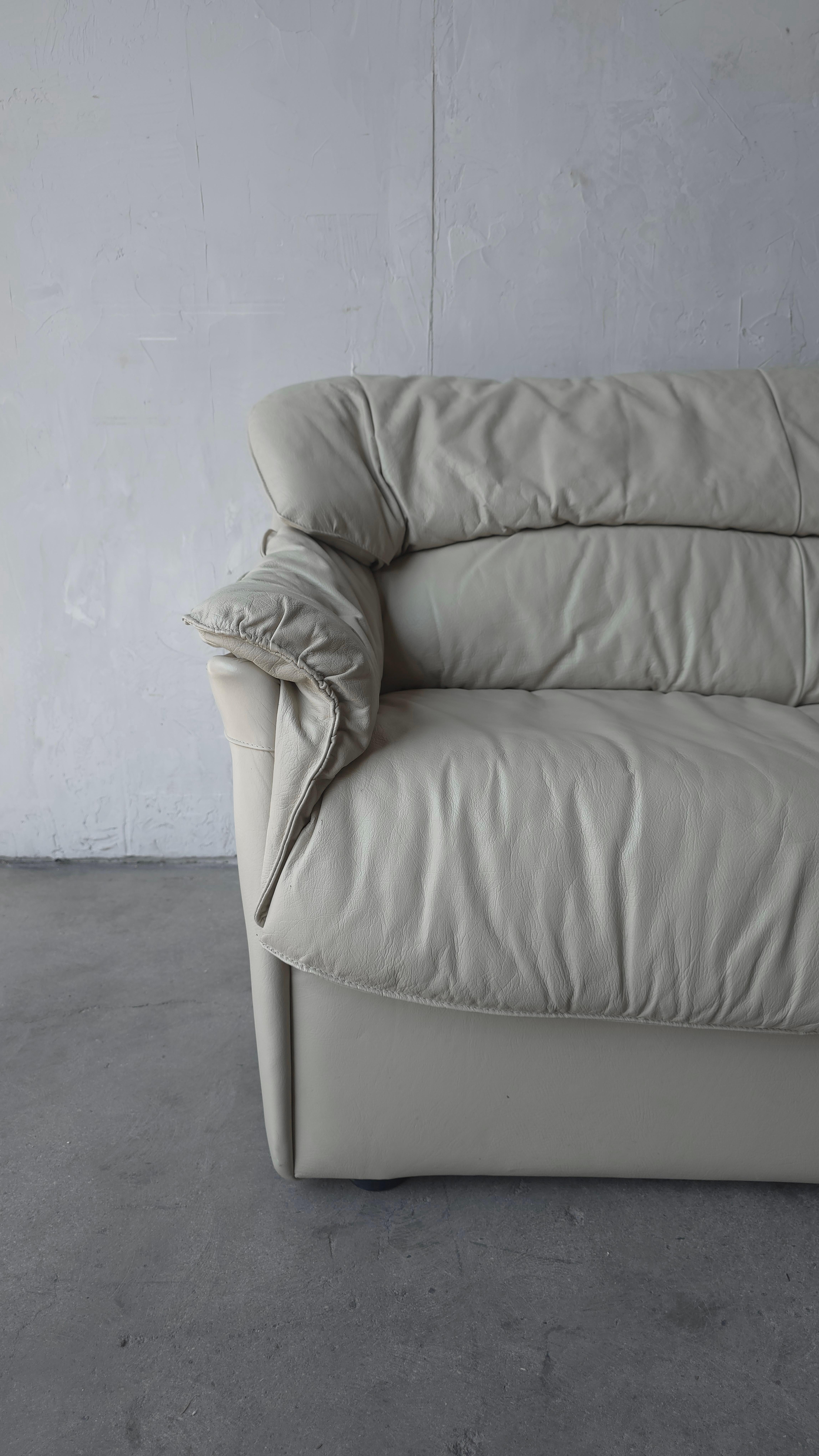 20ième siècle 1980 Post Canapé en cuir italien moderne en vente