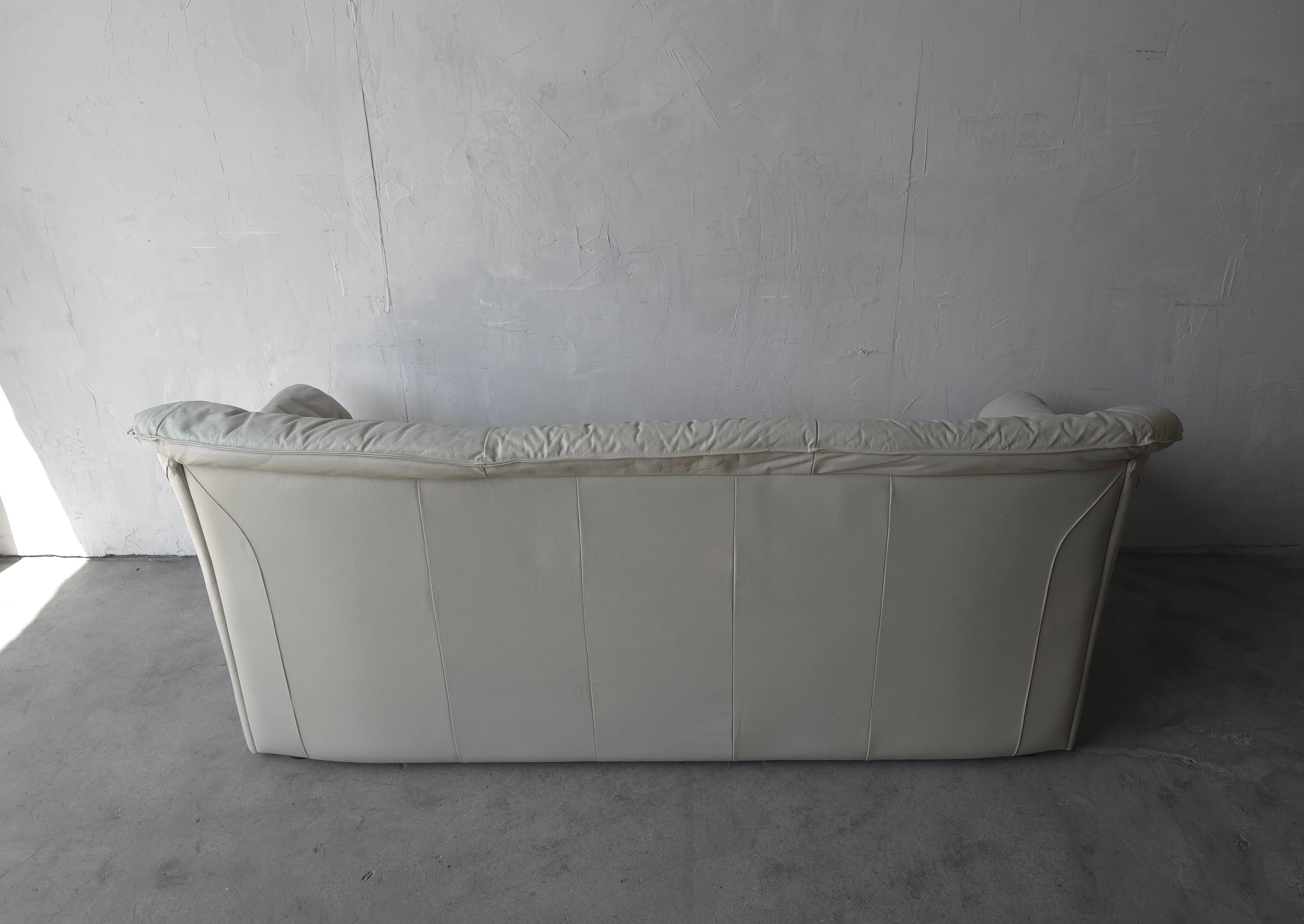 1980 Post Canapé en cuir italien moderne en vente 1