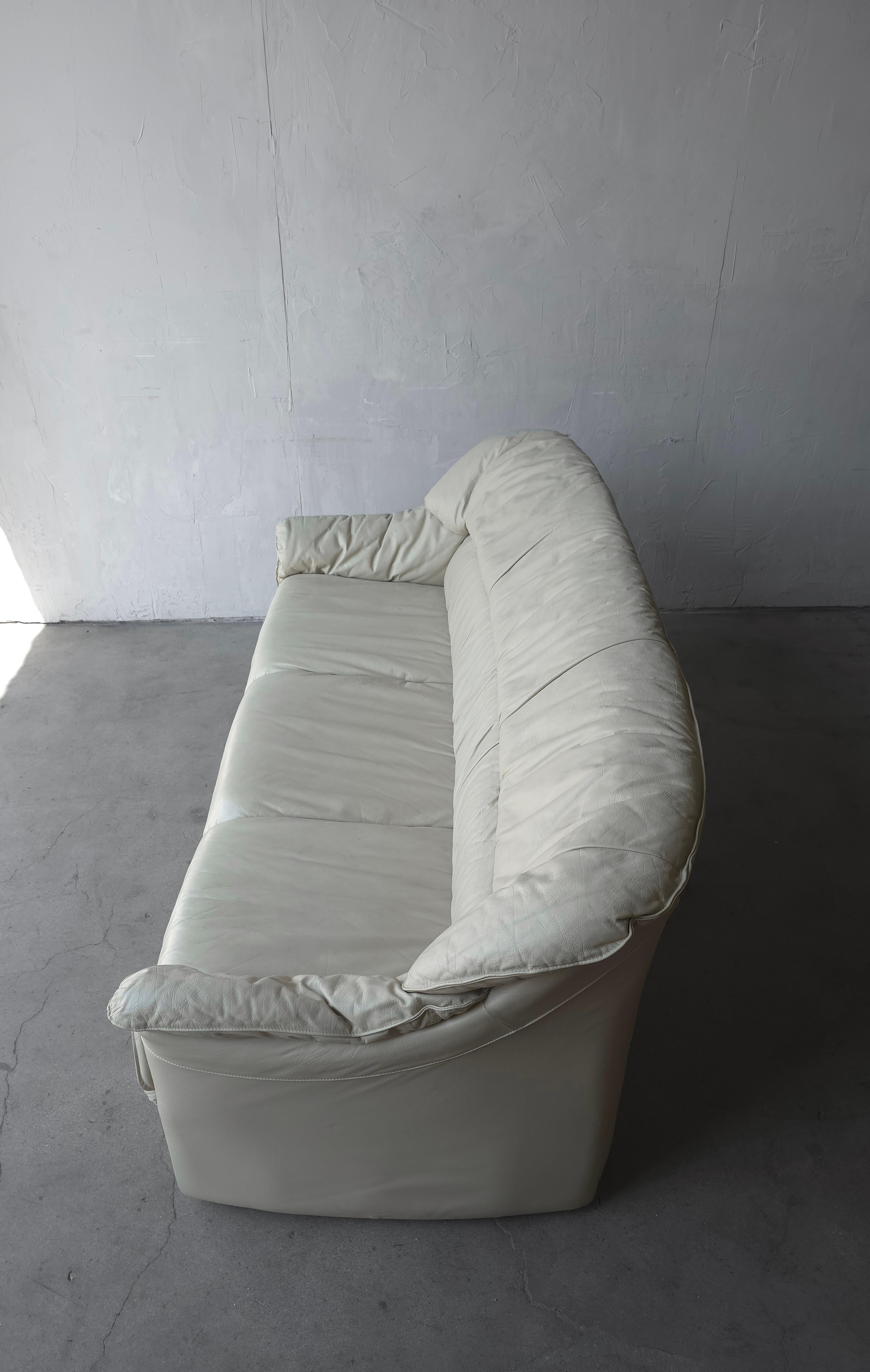 1980 Post Canapé en cuir italien moderne en vente 2