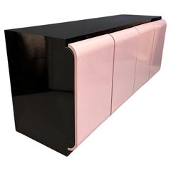 1980er Post Modernes viertüriges Laminat-Credenza in Mauve mit einer Schublade und Regalen