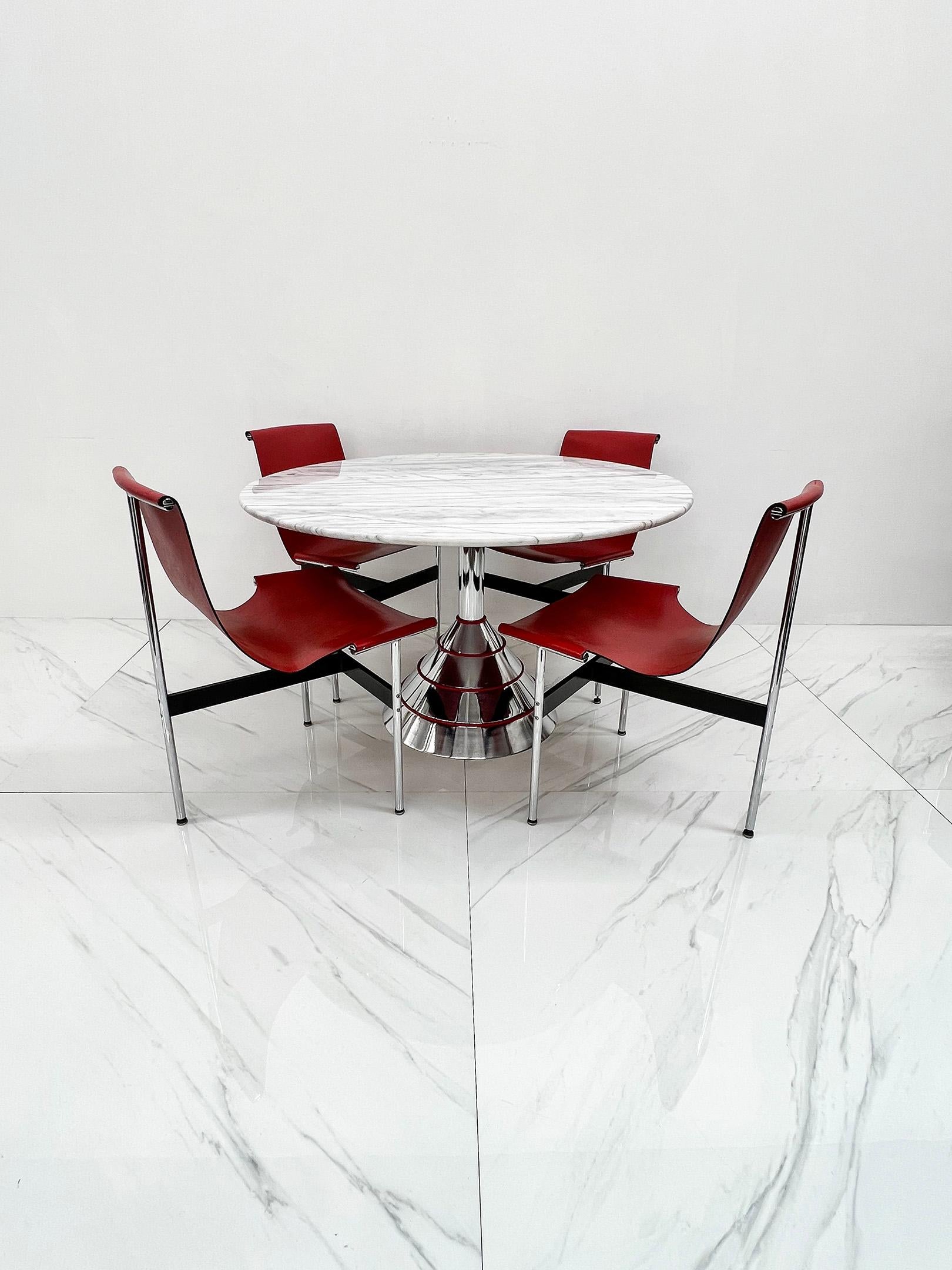 Dieser Esstisch ist atemberaubend! Ein wahres Meisterwerk des Memphis Milano-Stils, inspiriert von den ikonischen Entwürfen von Ettore Sottsass, Vico Magistretti und anderen Mitgliedern des einflussreichen Designkollektivs. Der Tisch verfügt über