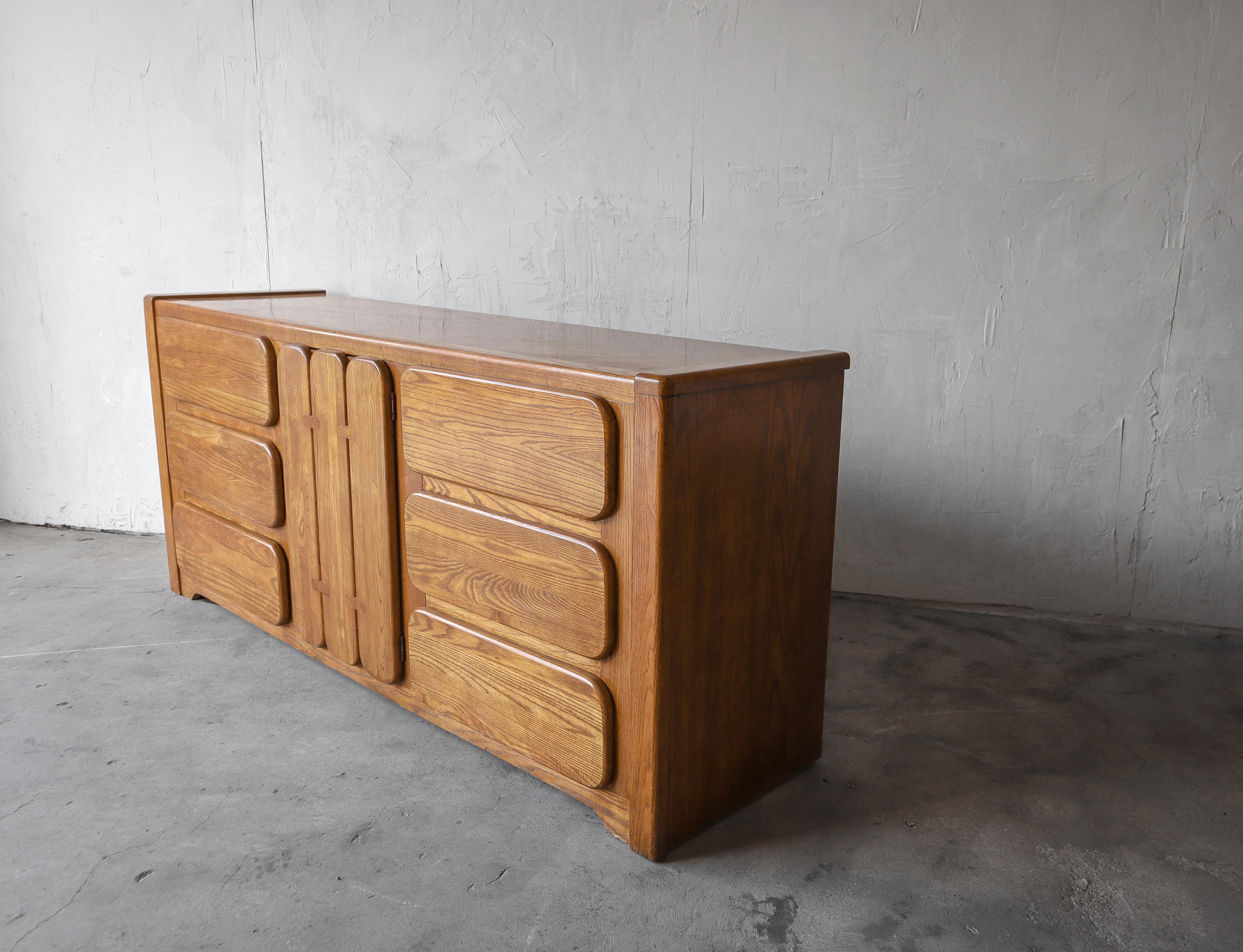 Simple, organic oak dresser by Stanley. The cabinet is constructed out of beautifully grained oak, the rounded edge details give this piece quite a bit of visual interest. Its versatile style can mesh well in many decor styles and any room. Can be